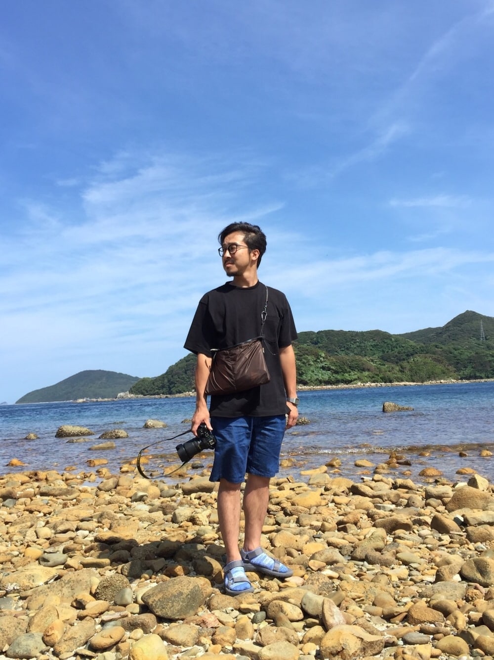 「オトナカジュアル、夏、アラフォー、サコッシュ、teva、Teva×靴下、koe渋谷、hotelkoe、黒、休日スタイル」｜「koeのクライミングショーツ（その他パンツ、ブルー系）」を使った、bashibashiさん（メンズ・168cm）の夏コーディネートの1枚目の写真