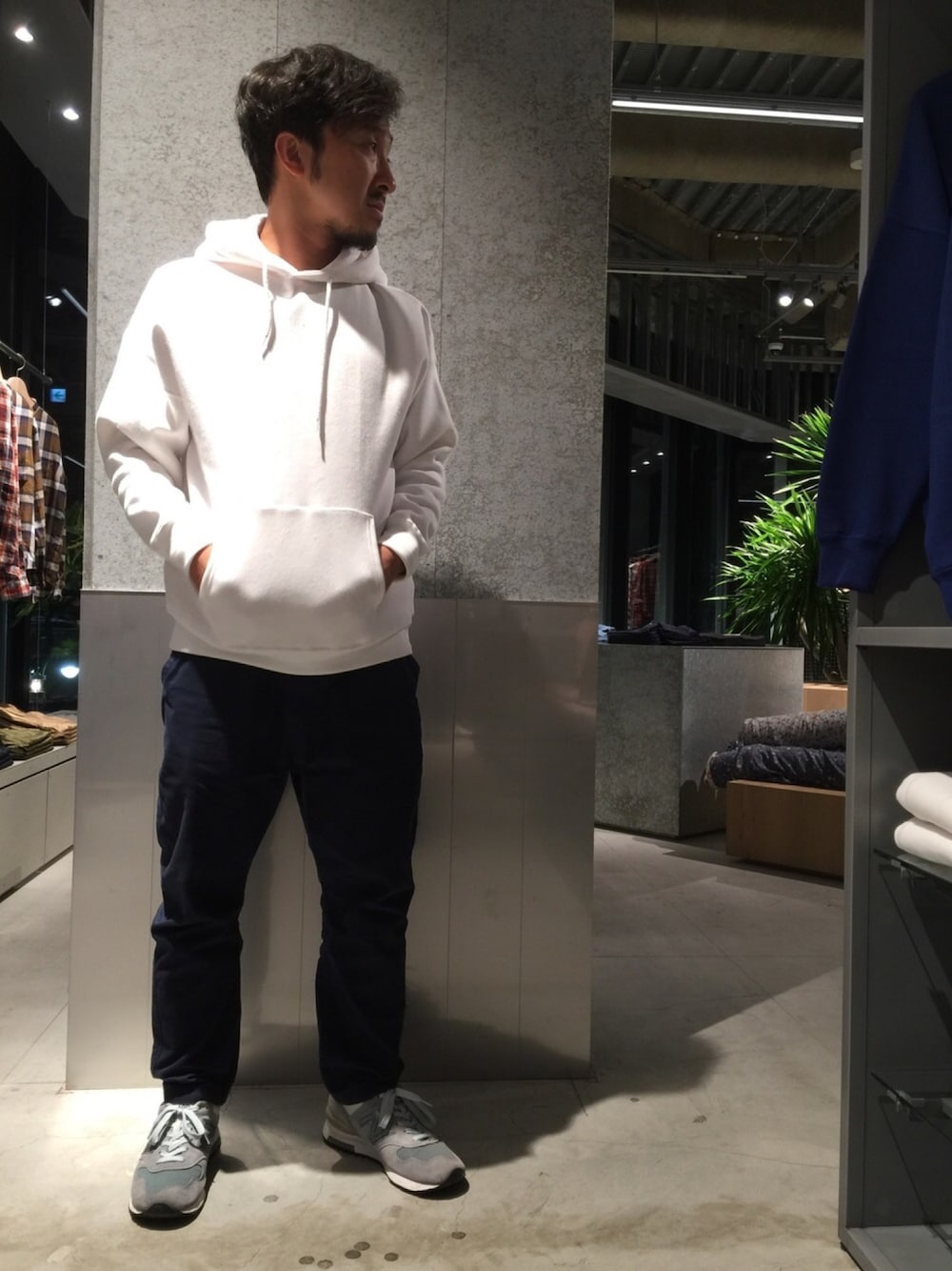 「秋のコーデ、スウェット、シンプル、プルオーバーパーカー、白、KOE、koe渋谷、ビッグシルエット、アラフォー、New Balance」｜「koeのTC裏起毛 ビッグシルエットプルパーカー ●（パーカー、ホワイト系）」を使った、bashibashiさん（メンズ・168cm）の夏コーディネートの1枚目の写真