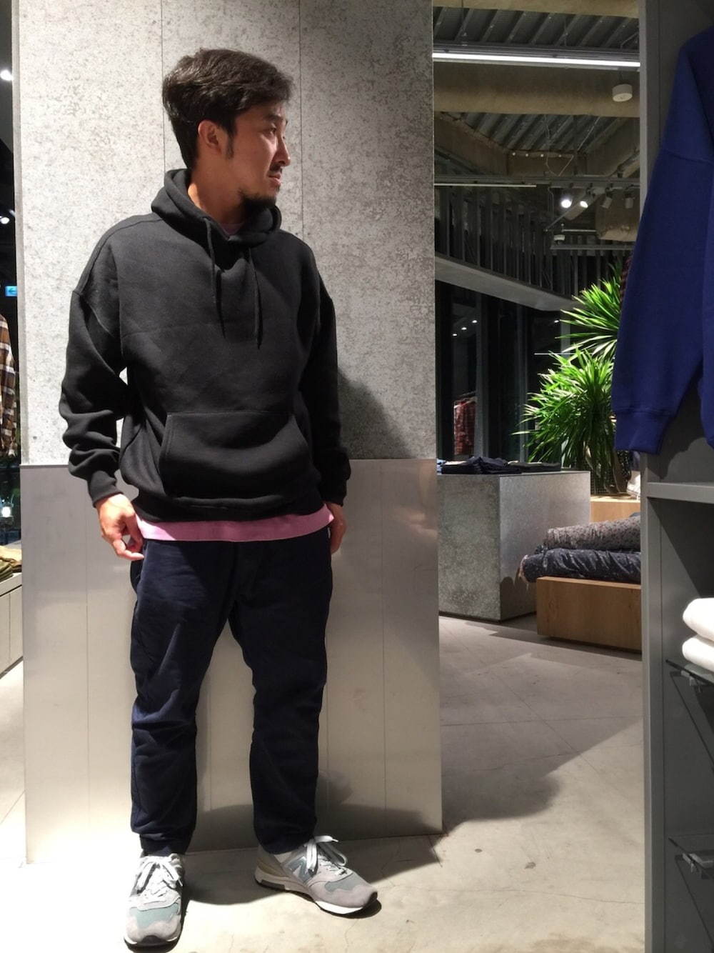 「シンプル、ビッグシルエット、ゆるコーデ、黒、スウェット、プルオーバーパーカー、KOE、koe渋谷、New Balance、アラフォー」｜「koeのTC裏起毛 ビッグシルエットプルパーカー ●（パーカー、ブラック系）」を使った、bashibashiさん（メンズ・168cm）の夏コーディネートの1枚目の写真