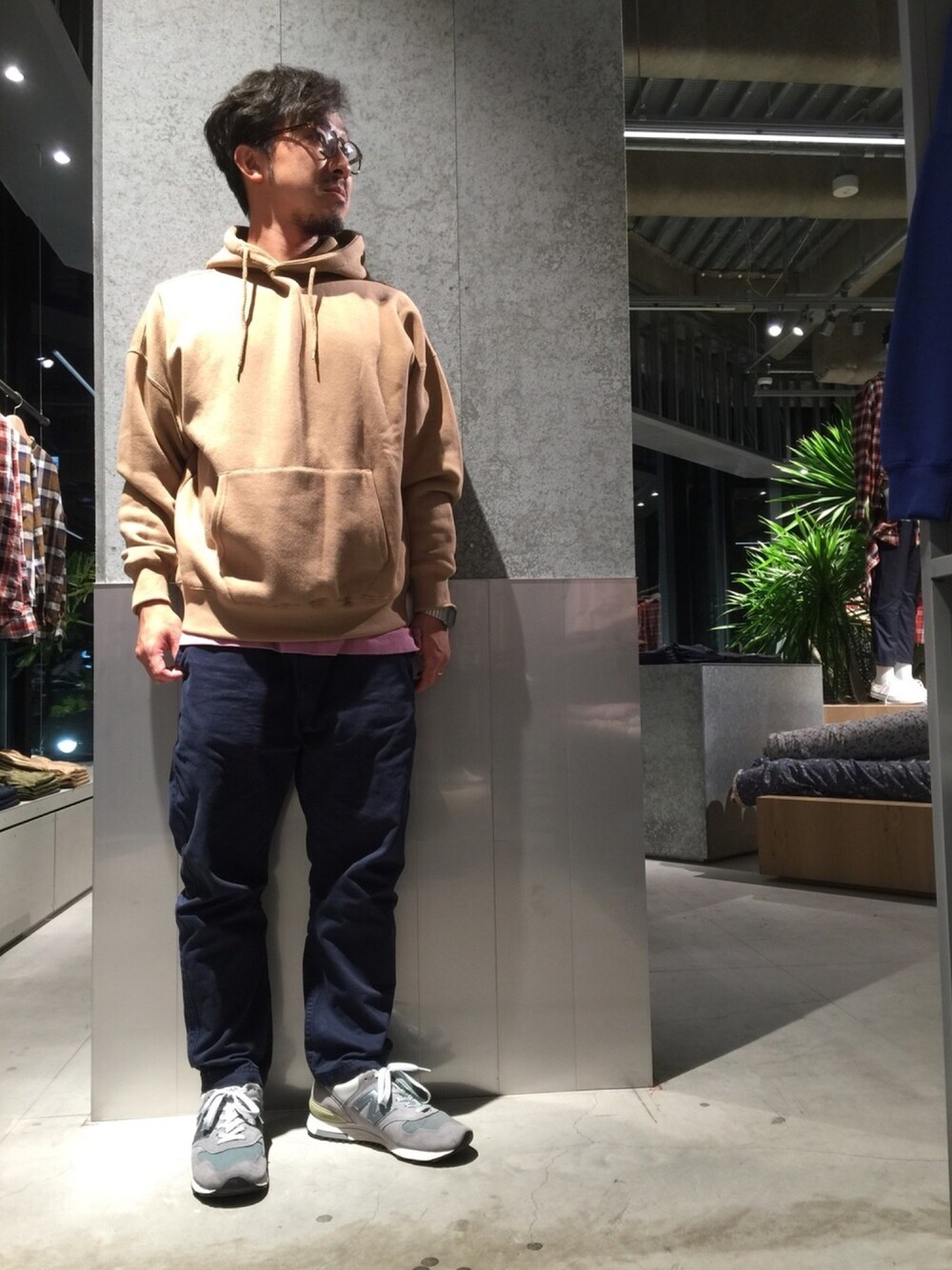 「シンプル、ビッグシルエット、ゆるコーデ、スウェット、プルオーバーパーカー、KOE、koe渋谷、New Balance、めがね、ベージュ」｜「koeのTC裏起毛 ビッグシルエットプルパーカー ●（パーカー、ベージュ系）」を使った、bashibashiさん（メンズ・168cm）の夏コーディネートの1枚目の写真