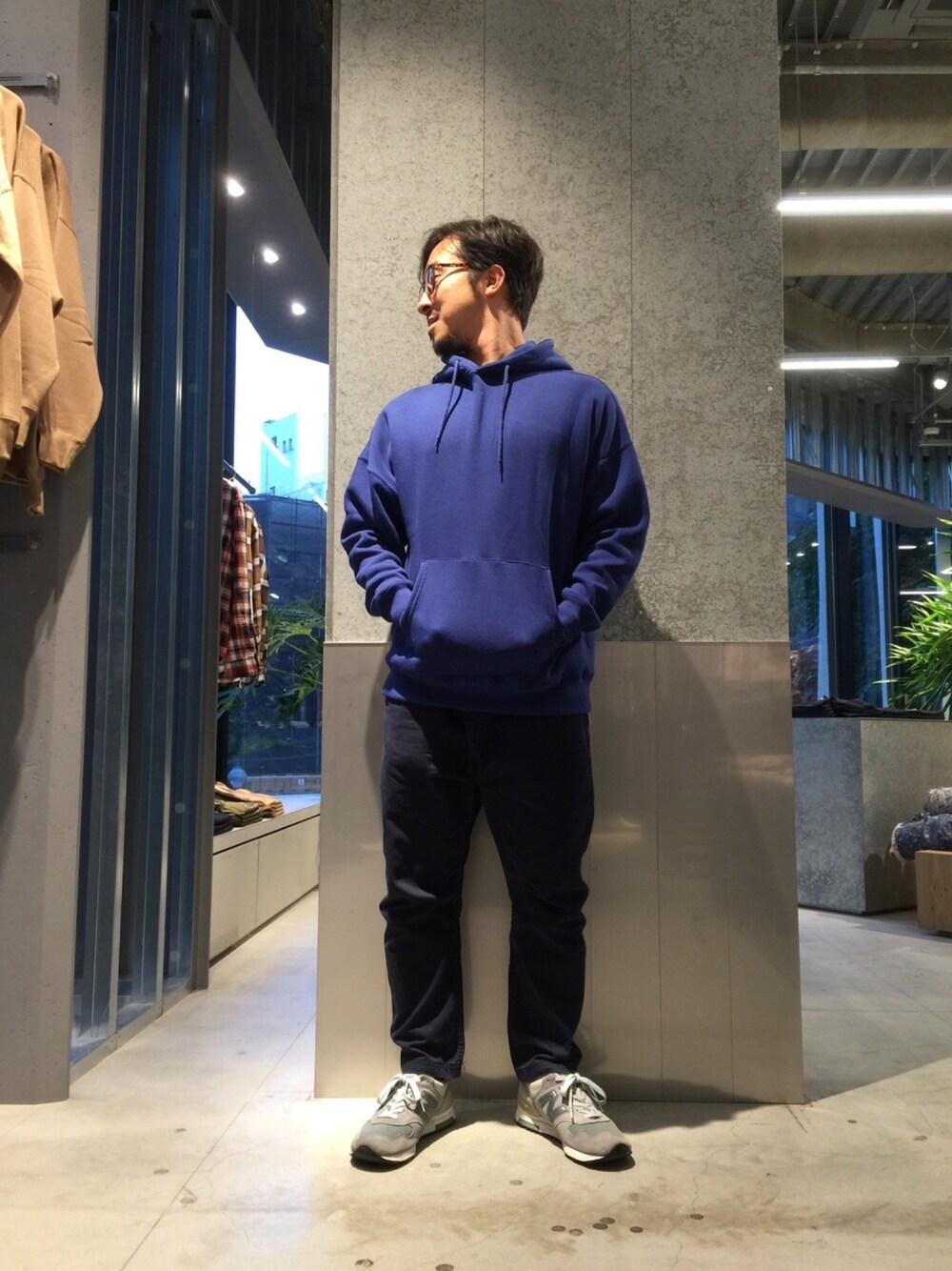 「シンプル、ビッグシルエット、ゆるコーデ、スウェット、プルオーバーパーカー、アラフォー、KOE、koe渋谷、New Balance、ブルー」｜「koeのTC裏起毛 ビッグシルエットプルパーカー ●（パーカー、ブルー系）」を使った、bashibashiさん（メンズ・168cm）の夏コーディネートの1枚目の写真