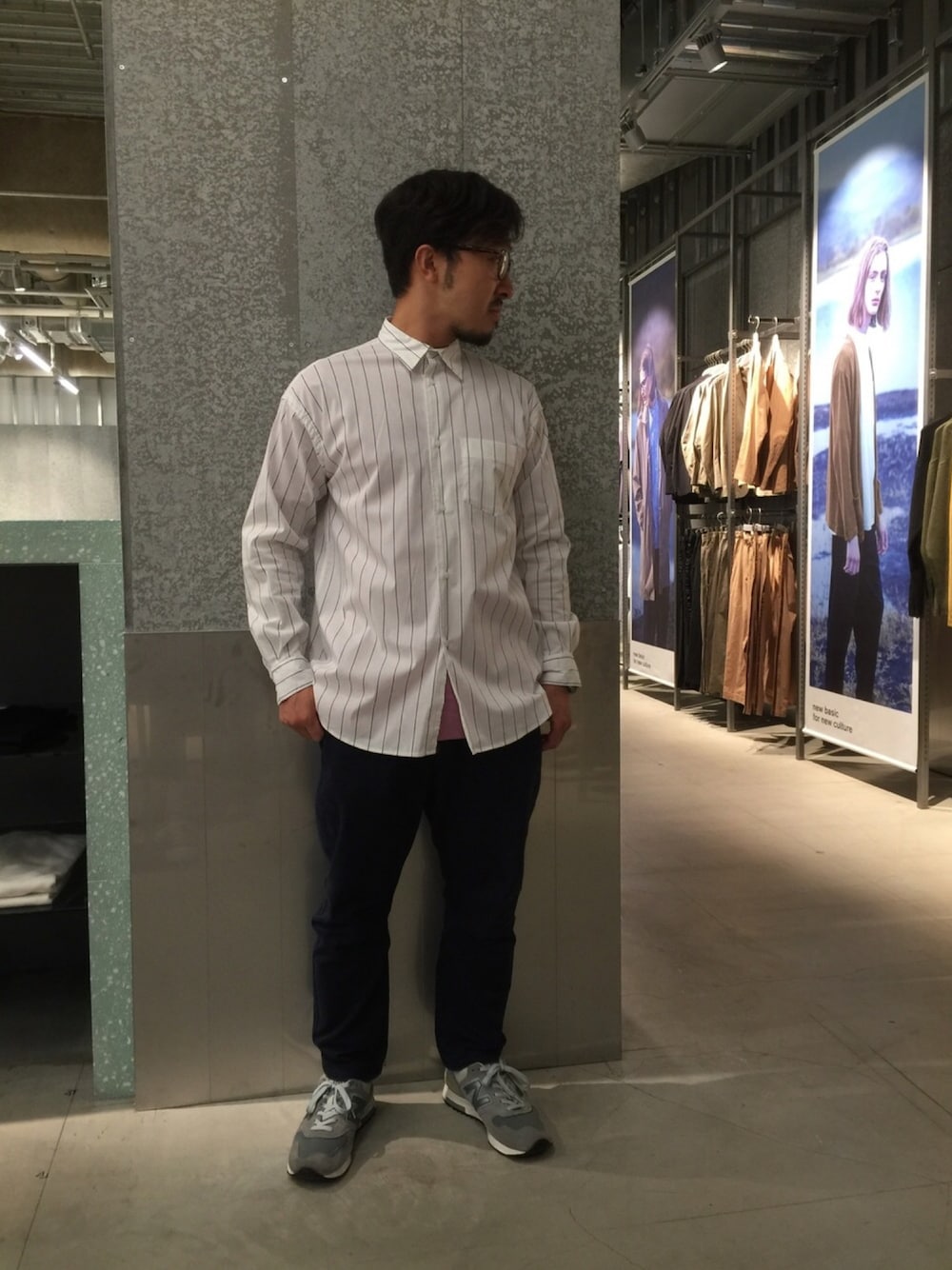 「カジュアル、ビッグシルエット、ストライプシャツ、オトナカジュアル、アラフォー、秋のコーデ、KOE、めがね、New Balance、テーパードパンツ」｜「koeのストライプビッグシルエットシャツ ●（シャツ/ブラウス、ホワイト系）」を使った、bashibashiさん（メンズ・168cm）の秋コーディネートの1枚目の写真