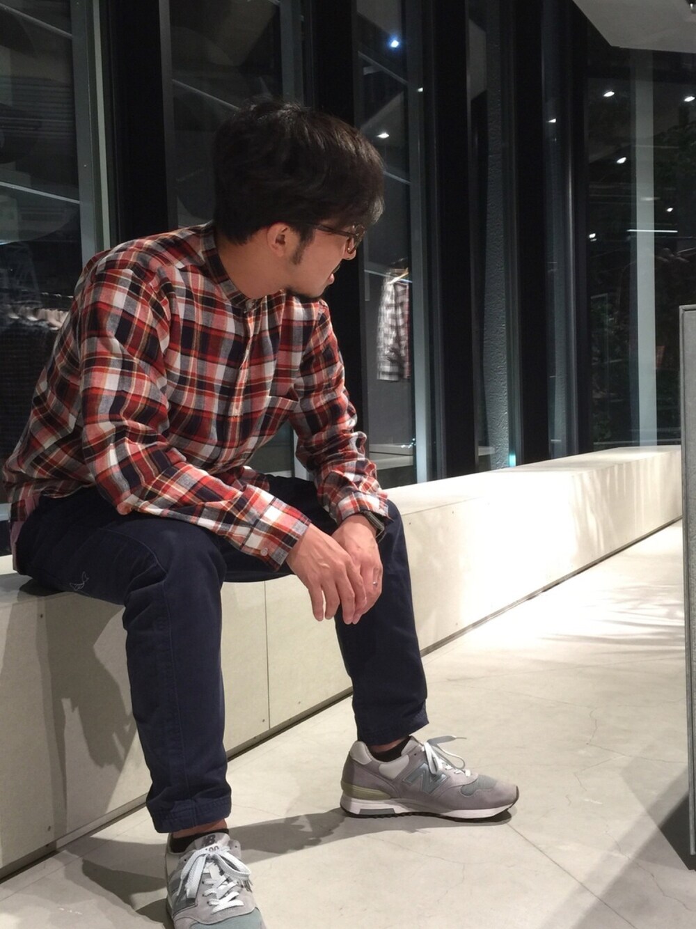 「秋服準備はじめました、秋、秋服、バンドカラー、テーパードパンツ、カジュアルコーデ、チェックシャツ、KOE、New Balance、アラフォー」｜「koeのエシカルコットンリネンチェックシャツ ●（シャツ/ブラウス、レッド系）」を使った、bashibashiさん（メンズ・168cm）の秋コーディネートの1枚目の写真