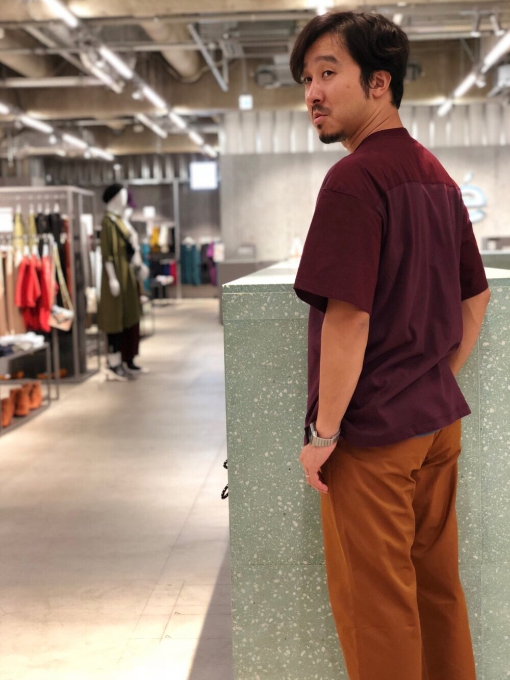 「秋服準備はじめました、秋のコーデ、オトナカジュアル、カジュアル、秋色、アラフォー、KOE、CASIO、ボルドー、Tシャツ」｜「koeの布帛ドッキングワイドTシャツ（Tシャツ/カットソー、レッド系）」を使った、bashibashiさん（メンズ・168cm）の秋コーディネートの1枚目の写真