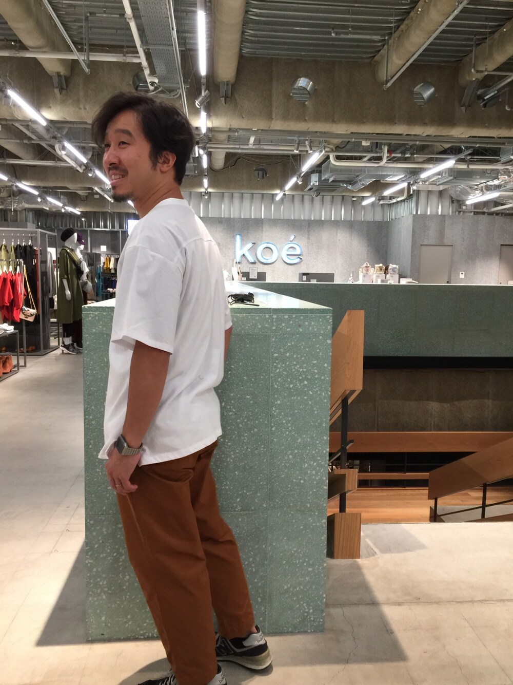 「秋服準備はじめました、お洒落さんとつながりたい、休日スタイル、オトナカジュアル、シンプルコーデ、アラフォー、ラフ、KOE、CASIO、New Balance」｜「koeの布帛ドッキングワイドTシャツ（Tシャツ/カットソー、ホワイト系）」を使った、bashibashiさん（メンズ・168cm）の秋コーディネートの1枚目の写真
