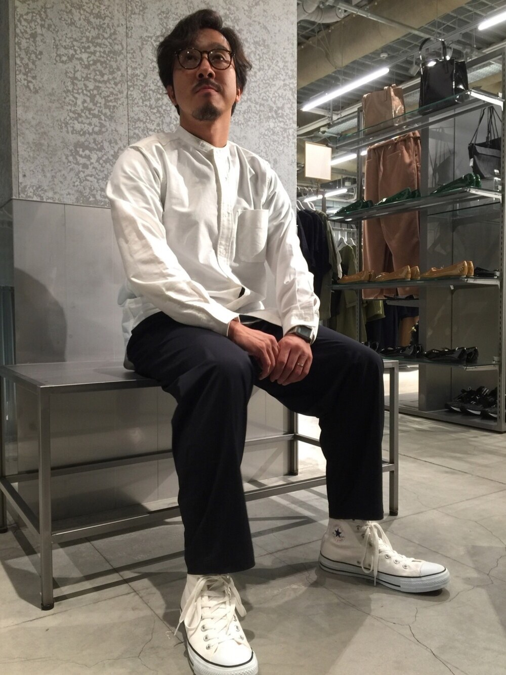 「秋コーデ、キレイめ、オトナカジュアル、バンドカラー、ワイドパンツ、ポリエステル、KOE、コンバース、converse、アラフォー」｜「koeのバンドカラーオックスシャツ（シャツ/ブラウス、ホワイト系）」を使った、bashibashiさん（メンズ・168cm）の秋コーディネートの1枚目の写真