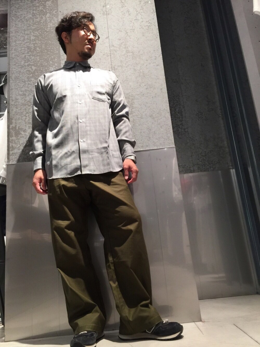 「秋のコーデ、オトナカジュアル、オーバーサイズ、スニーカー、ストレートパンツ、チェックシャツ、KOE、めがね、ニューバランス、New Balance」｜「koeのチェックビッグシルエットシャツ ●（シャツ/ブラウス、ホワイト系）」を使った、bashibashiさん（メンズ・168cm）の秋コーディネートの1枚目の写真
