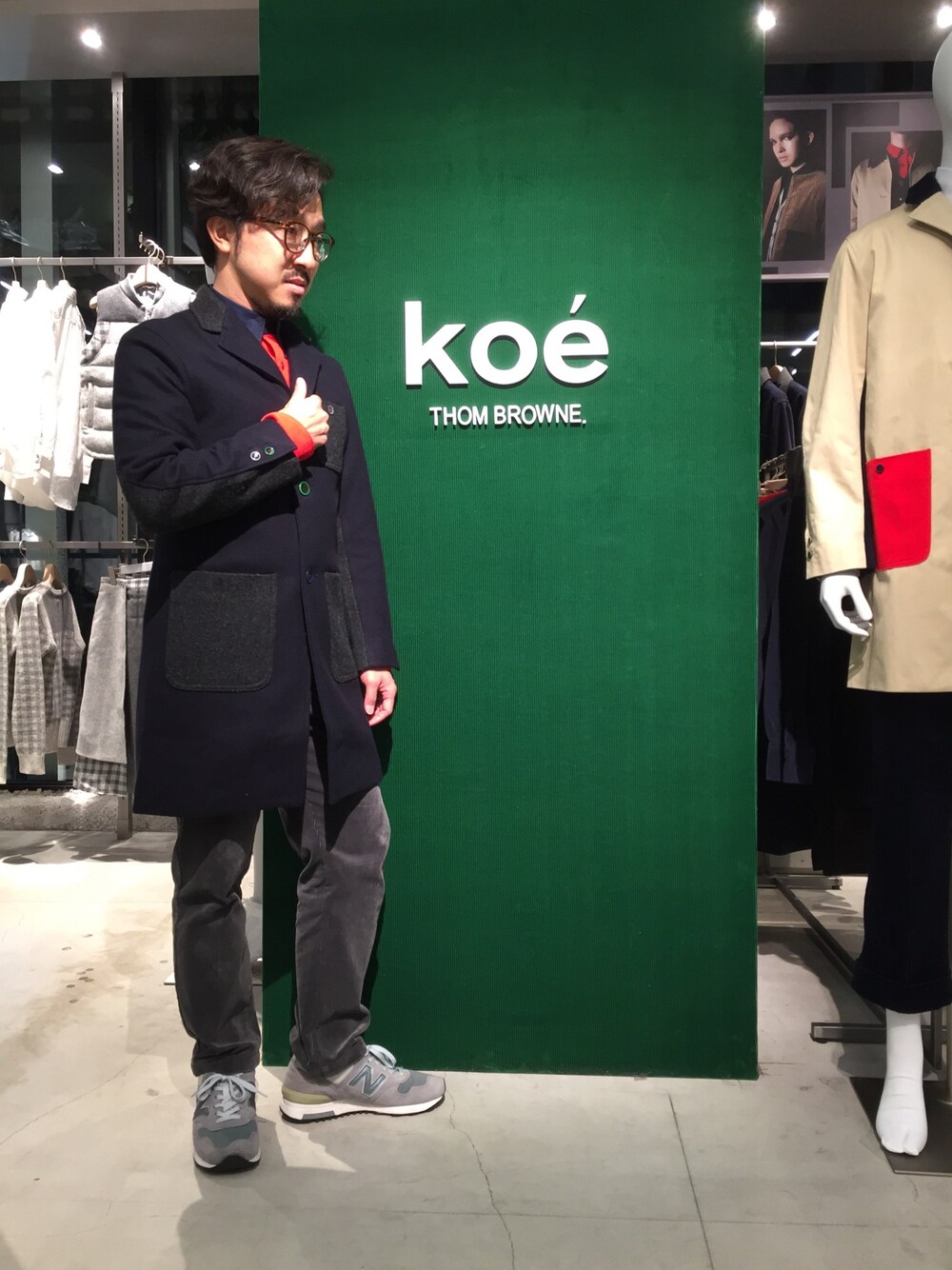 「秋のコーデ、スポーツMIX'18秋、KOE、koe×THOM BROWNE、THOMBROWNE、New Balance、コーデュロイ、テーパードパンツ、ステンカラーコート」｜「koe×THOM BROWNEのMENS OVERCOAT（ステンカラーコート、ブルー系）」を使った、bashibashiさん（メンズ・168cm）の秋コーディネートの1枚目の写真