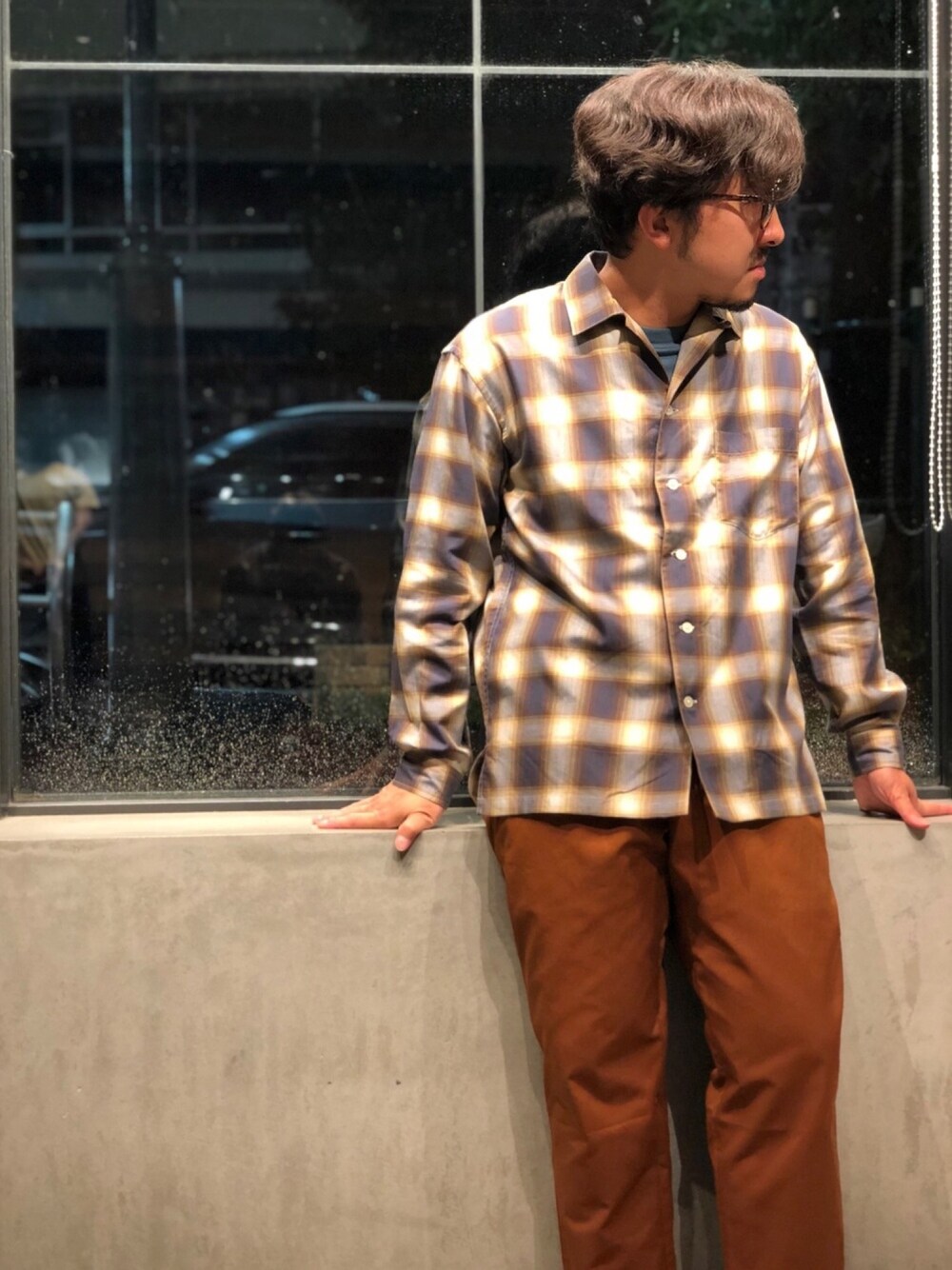 「秋服、シンプルコーデ、お洒落さんとつながりたい、ビッグシルエット、オープンカラーシャツ、めがね、KOE、シャツ、アラフォー、テーパードパンツ」｜「koeのエシカルオンブレチェックシャツ（シャツ/ブラウス、ブラウン系）」を使った、bashibashiさん（メンズ・168cm）の秋コーディネートの1枚目の写真