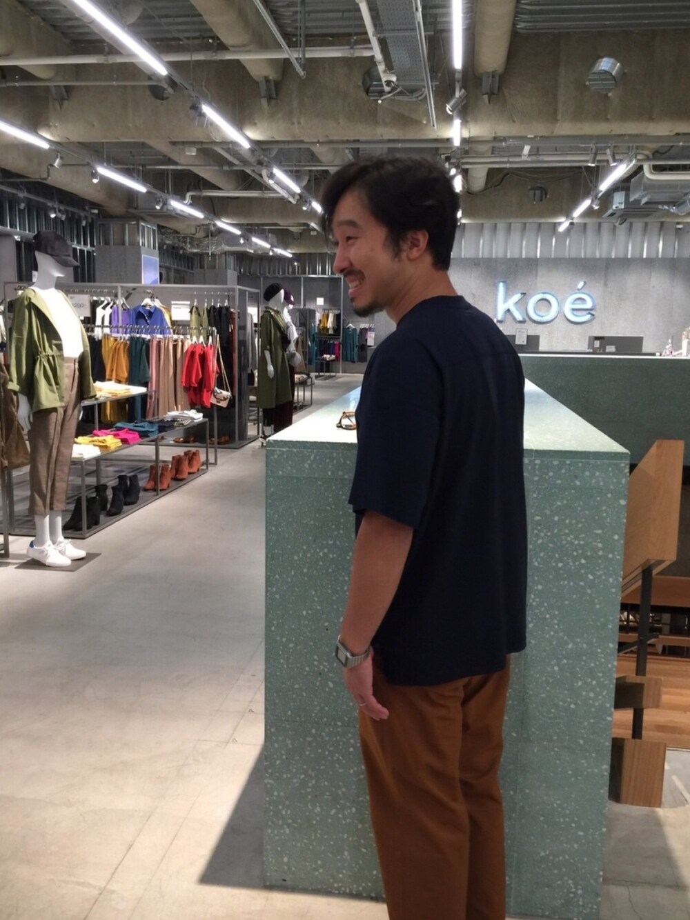 「シンプルコーデ、ビッグシルエット、お洒落さんとつながりたい、テーパードパンツ、Tシャツ、KOE、アラフォー」｜「koeの布帛ドッキングワイドTシャツ（Tシャツ/カットソー、ブルー系）」を使った、bashibashiさん（メンズ・168cm）の秋コーディネートの1枚目の写真