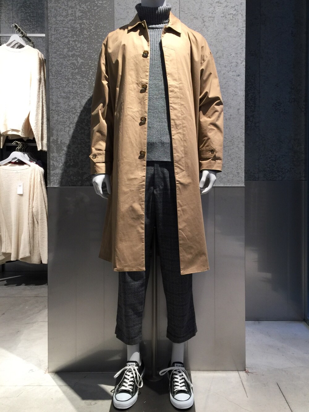 「シンプル、秋冬コーデ、ドロップショルダー、タートルネック、ニット、グレンチェック、テーパードパンツ、コート、KOE、converse」｜「koeのドロップショルダーコート（ダウンジャケット/コート、ベージュ系）」を使った、bashibashiさん（メンズ・168cm）の秋コーディネートの1枚目の写真