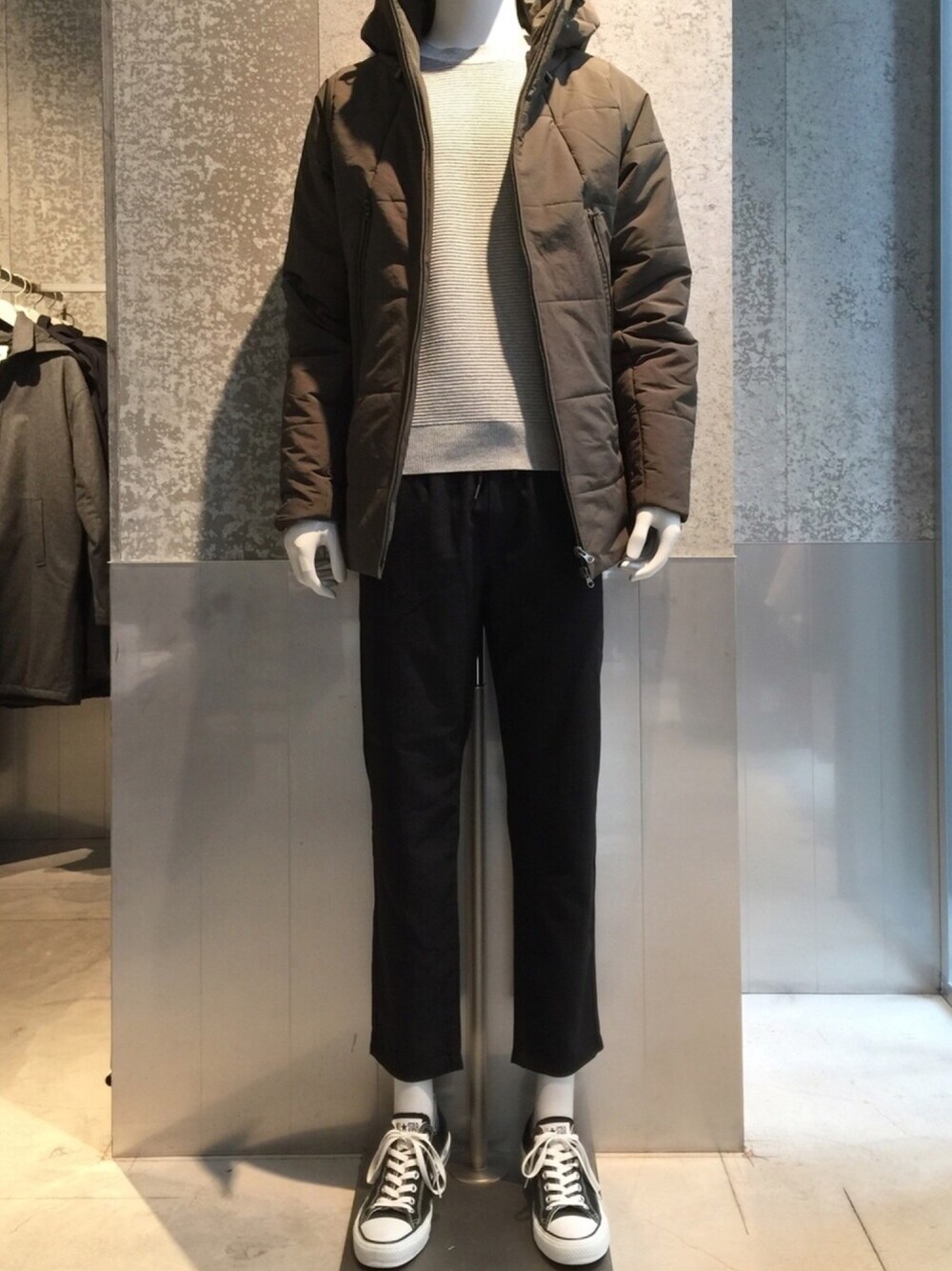 「冬コーデ、オトナカジュアル、シンプル、ニット、テーパードパンツ、アウター、スニーカー、カーキ、KOE、converse」｜「koeのテーパードイージーパンツ（その他パンツ、ブルー系）」を使った、bashibashiさん（メンズ・168cm）の冬コーディネートの1枚目の写真