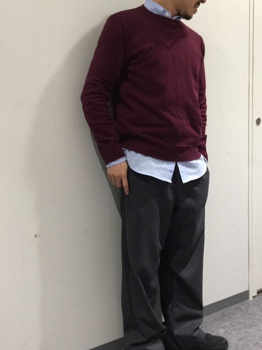 「冬コーデ、オトナカジュアル、ボルドー、オックスフォード、ワイドパンツ、ストレートパンツ、KOE、New Balance、アラフォー、レイヤードスタイル」｜「koeのTRワイドストレートパンツ（その他パンツ、グレー系）」を使った、bashibashiさん（メンズ・168cm）の冬コーディネートの1枚目の写真
