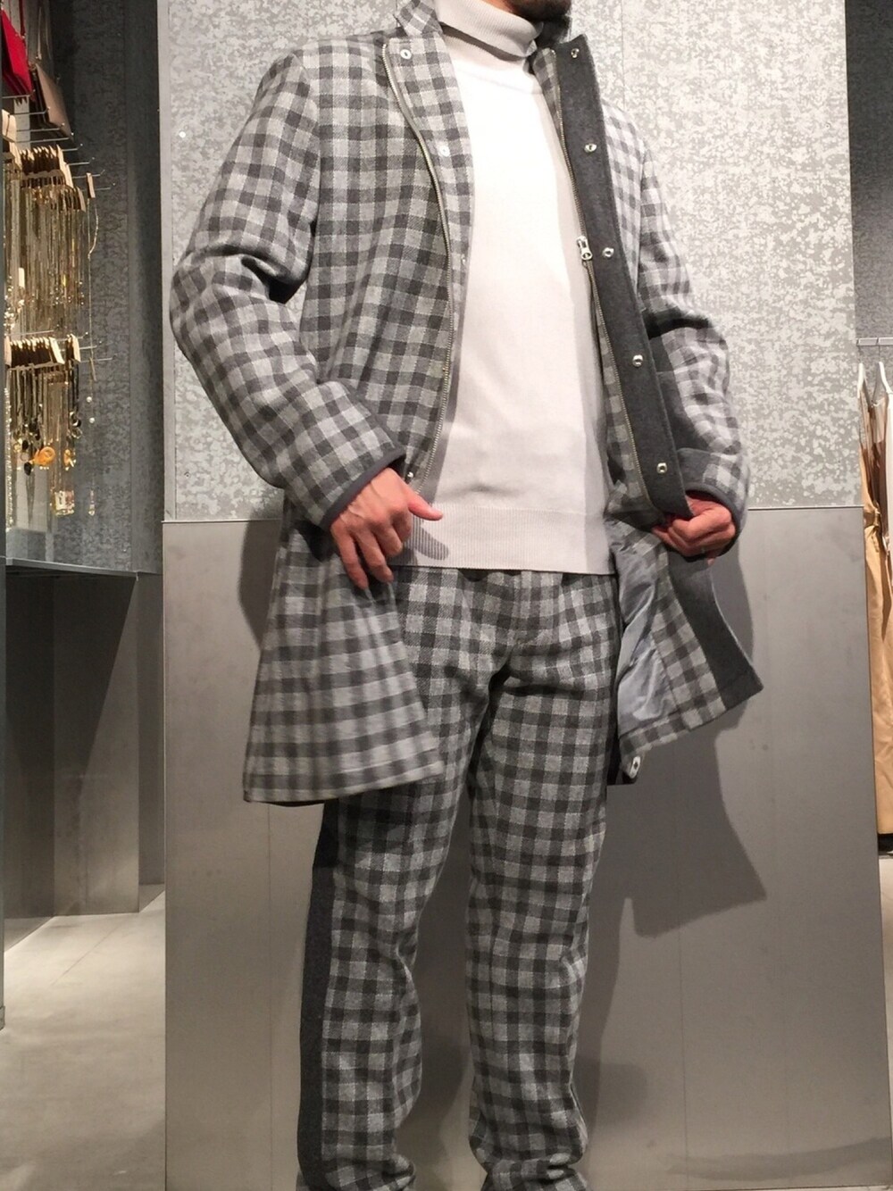 「オトナカジュアル、休日スタイル、グレー、ワントーンコーデ、ニット、タートルネック、KOE、koe×THOM BROWNE、THOMBROWNE、アラフォー」｜「koe×THOM BROWNEの[KOE×THOM BROWNE]MENS CHECK OVERCOAT（ピーコート、グレー系）」を使った、bashibashiさん（メンズ・168cm）の冬コーディネートの1枚目の写真