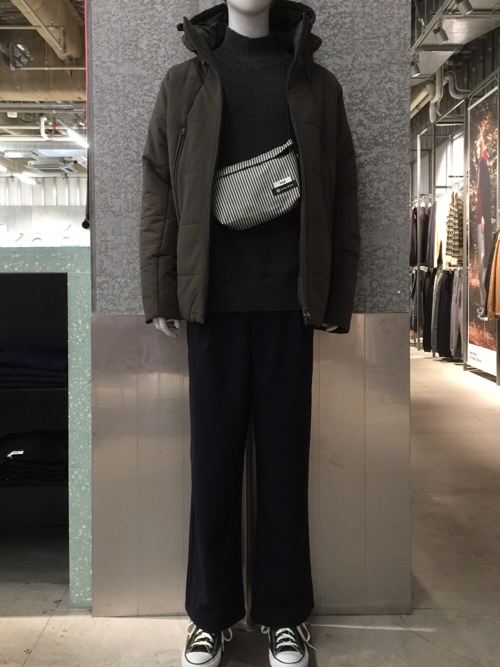 「オトナカジュアル、アウトドアスタイル、今日のコーデ、ニット、スニーカー、モックネック、ストレートパンツ、KOE、converse、アラフォー」｜「koeのTRワイドストレートパンツ（その他パンツ、ブラック系）」を使った、bashibashiさん（メンズ・168cm）の冬コーディネートの1枚目の写真