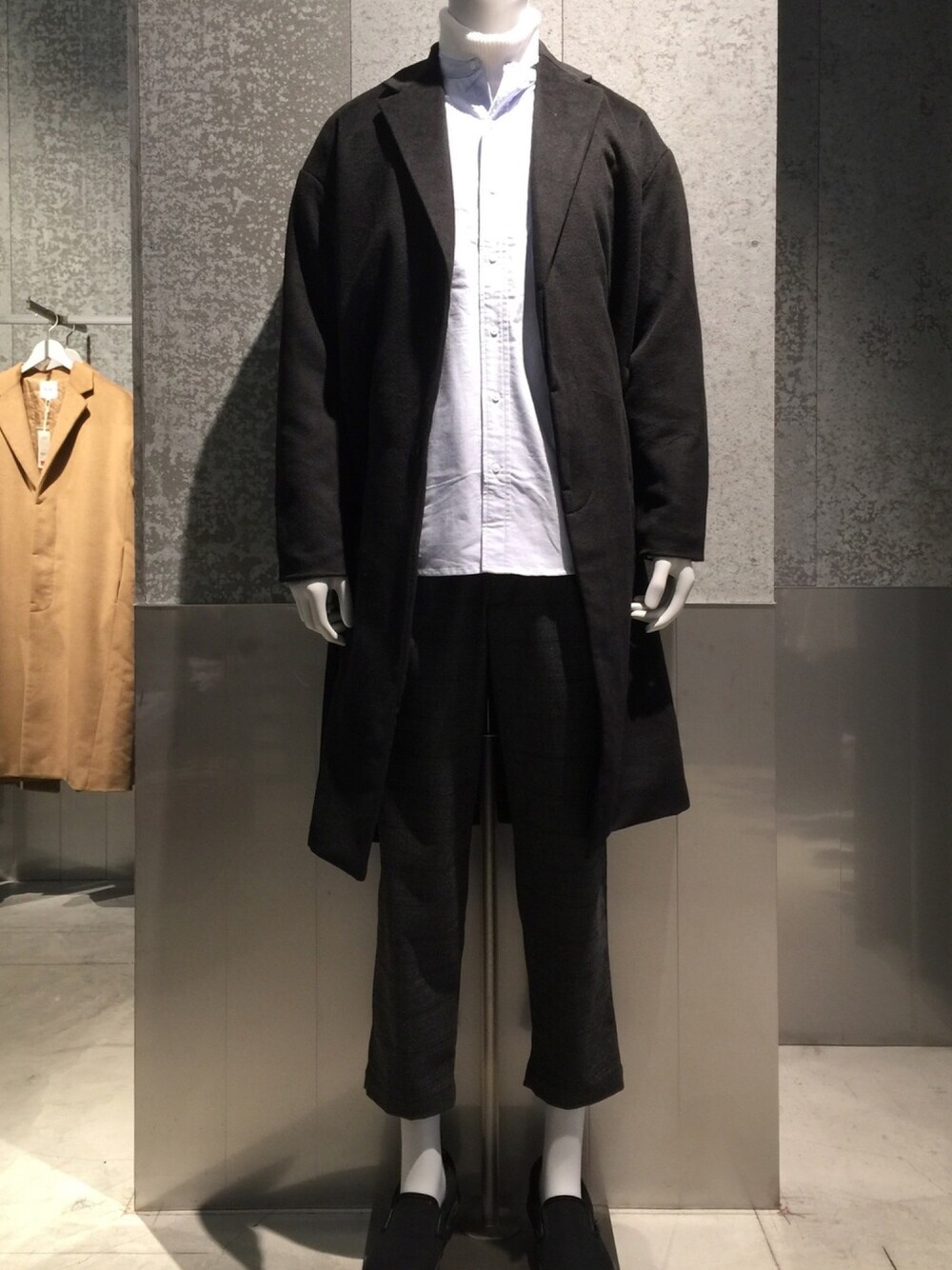 「冬、オトナカジュアル、休日スタイル、チェスターコート、タートルネック、バンドカラー、テーパードパンツ、グレンチェック、KOE、アラフォー」｜「koeのグレンチェック タックテーパードパンツ（その他パンツ、グレー系）」を使った、bashibashiさん（メンズ・168cm）の冬コーディネートの1枚目の写真