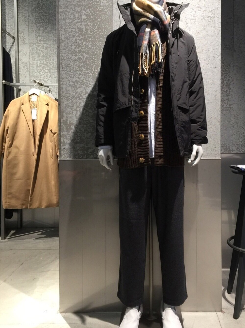 「オトナカジュアル、シンプル、シンプルコーデ、テーパードパンツ、ショールカーディガン、マウンテンパーカー、KOE、冬コーデ、アラフォー、VANS」｜「koeのTRワンタックパンツ（その他パンツ、グレー系）」を使った、bashibashiさん（メンズ・168cm）の冬コーディネートの1枚目の写真