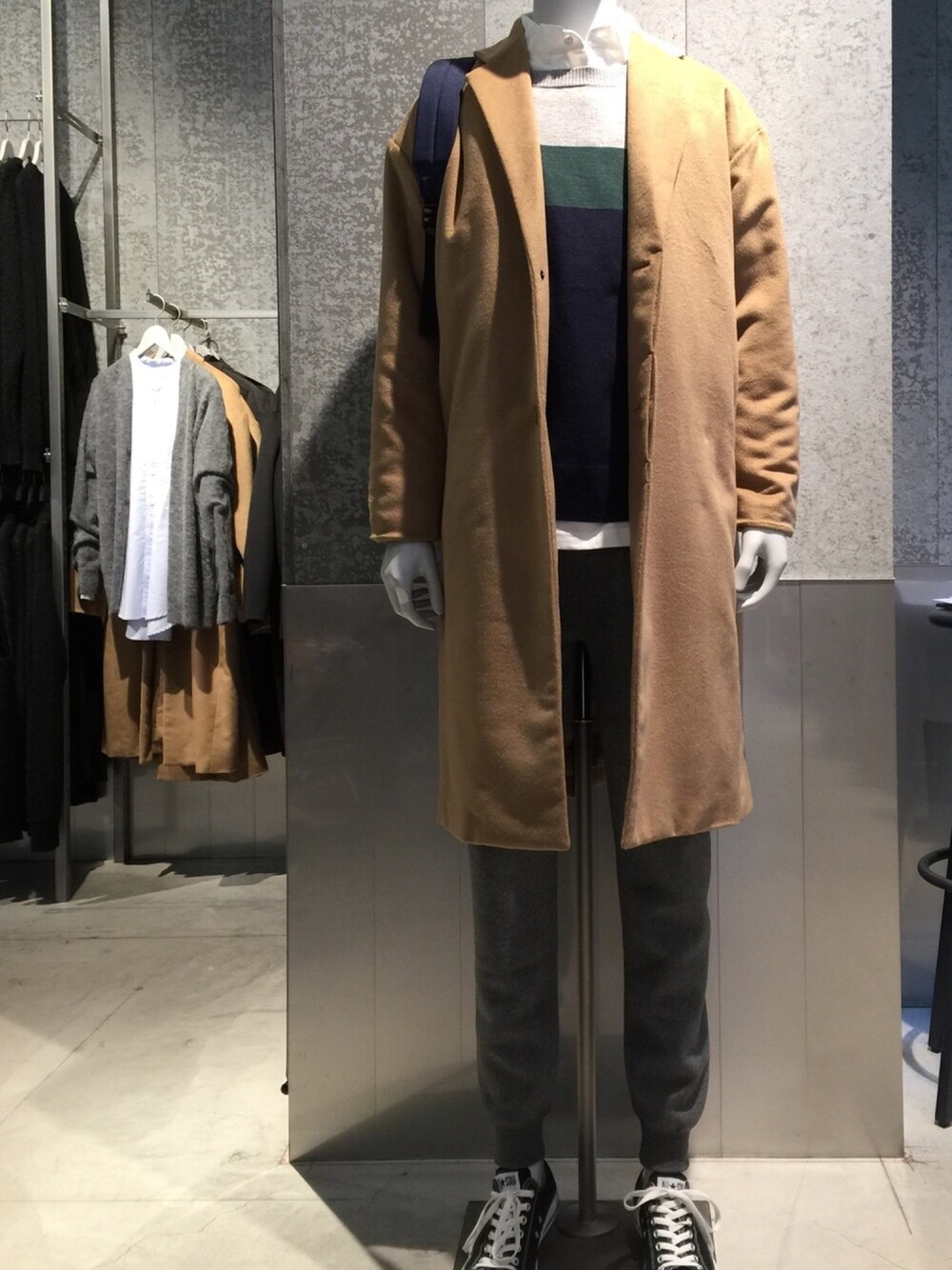 「冬コーデ、カジュアル、キレイめ、チェスターコート、ビックシルエット、outdoor、イージーパンツ、アラフォー、KOE、converse」｜「koeのTRビーバー比翼チェスターコート（ダウンジャケット/コート、ベージュ系）」を使った、bashibashiさん（メンズ・168cm）の冬コーディネートの1枚目の写真