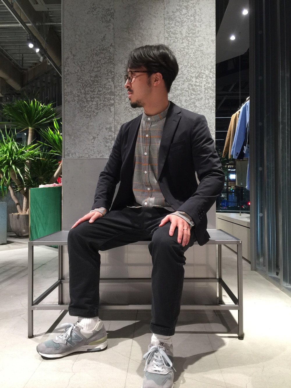 「シンプル、カジュアル、ジャケット、テーパードパンツ、バンドカラー、グレンチェック、KOE、New Balance、アラフォー、めがね」｜「koeのグレンチェックバンドカラーシャツ（シャツ/ブラウス、イエロー系）」を使った、bashibashiさん（メンズ・168cm）の冬コーディネートの1枚目の写真