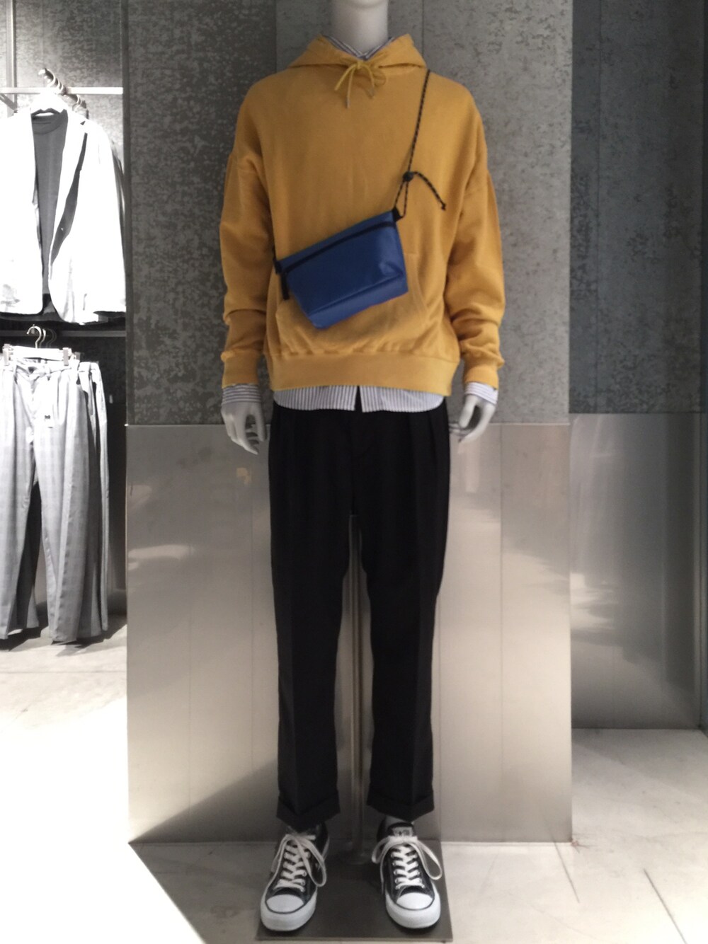 「休日スタイル、オーバーサイズ、ドロップショルダー、ピグメント、パーカー、イエロー、サコッシュ、KOE、converse、コンバース」｜「koeのTRツイル2タックパンツ（その他パンツ、ブラック系）」を使った、bashibashiさん（メンズ・168cm）の春コーディネートの1枚目の写真