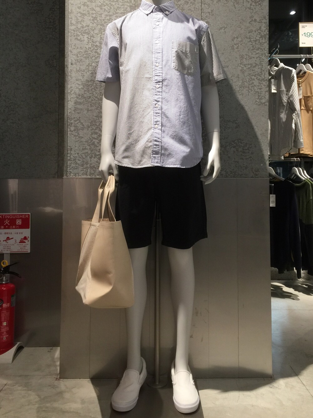 「シンプルコーデ、休日スタイル、夏コーデ、ストライプ、マルチカラー、ボタンダウンシャツ、オックスフォード、KOE、VANS、オトナカジュアル」｜「koeのPEクロスサイドスリットショーツ（その他パンツ、ブラック系）」を使った、bashibashiさん（メンズ・168cm）の春コーディネートの1枚目の写真
