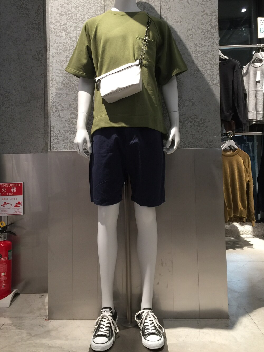 「シンプルコーデ、休日スタイル、夏コーデ、ビッグシルエット、ショートパンツ、サコッシュ、スポーツミックス、アウトドアスタイル、KOE、converse」｜「koeのチノクロスワンタックショーツ（その他パンツ、ブルー系）」を使った、bashibashiさん（メンズ・168cm）の春コーディネートの1枚目の写真