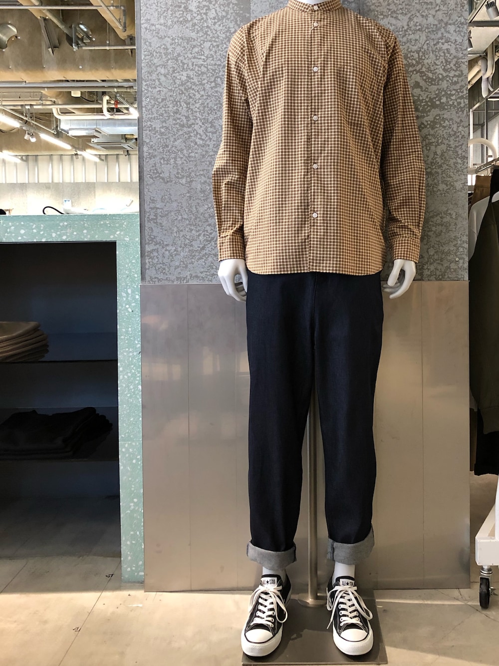 「秋のコーデ、おしゃれさんと繋がりたい、オトナカジュアル、ドロップショルダー、バントカラー、チェツクシャツ、ベージュ、KOE、コンバース、シンプル」｜「koeのドロップ バンドカラーブロードチェックシャツ（シャツ/ブラウス、ベージュ系）」を使った、bashibashiさん（メンズ・168cm）の秋コーディネートの1枚目の写真