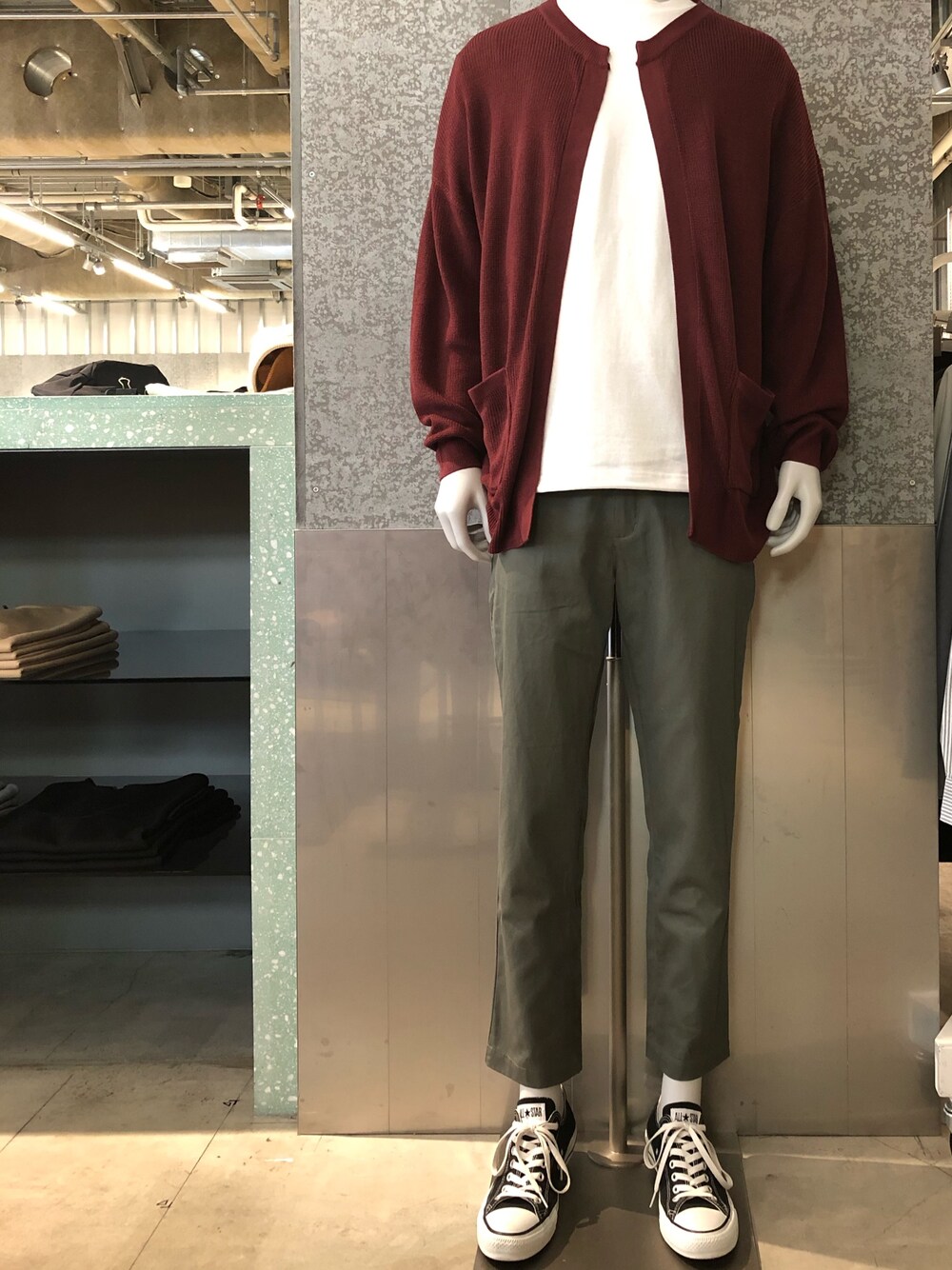 「秋のコーデ、シンプル、モックネック、ロンT、カーディガン、ボルドー、オトナカジュアル、KOE、コンバース、テーパードパンツ」｜「koeのヘビーウェイトコットン長袖モックネックロンT（Tシャツ/カットソー、ホワイト系）」を使った、bashibashiさん（メンズ・168cm）の秋コーディネートの1枚目の写真