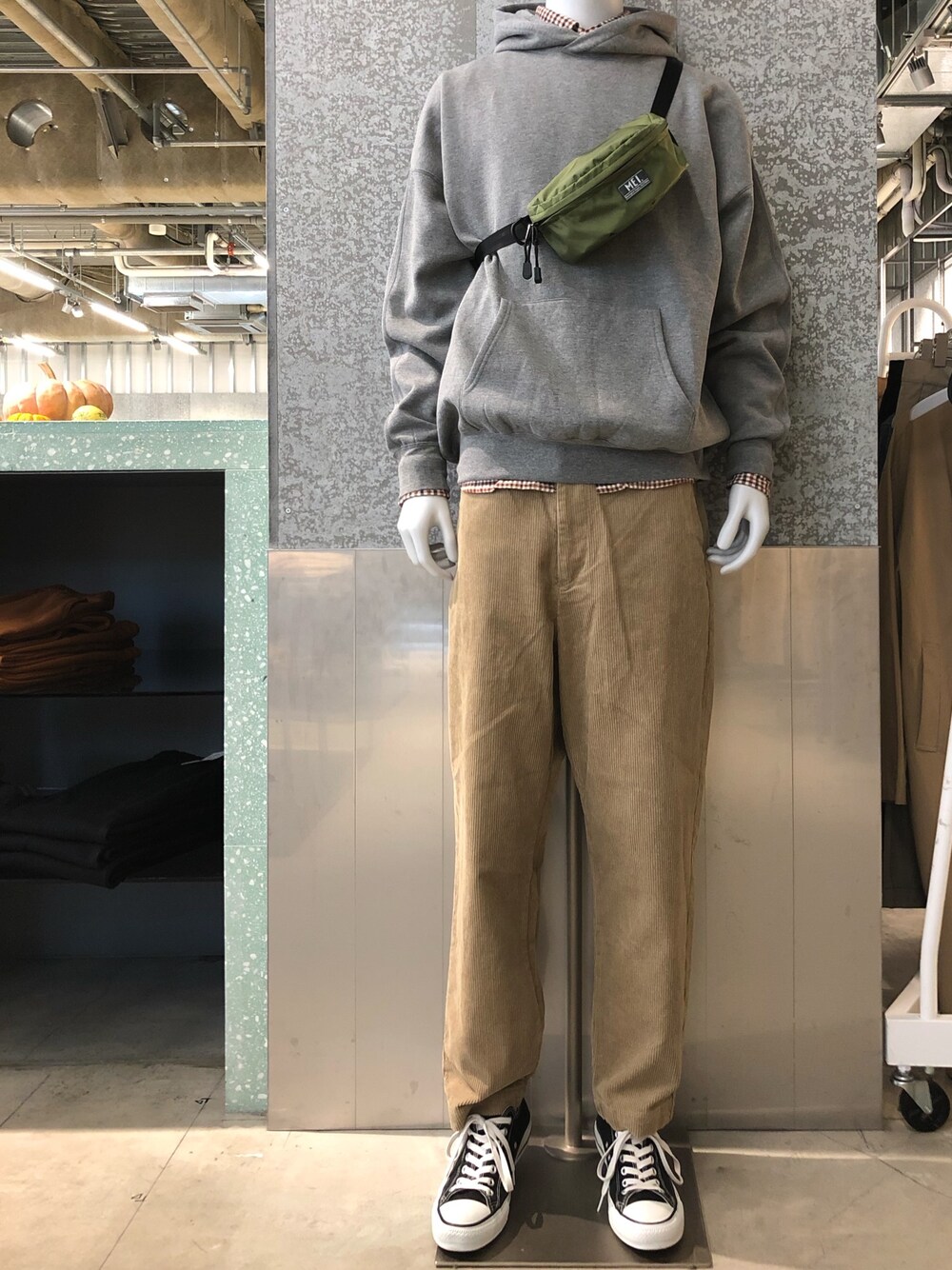 「秋冬コーデ、おしゃれさんと繋がりたい、ビッグシルエット、秋、コーデュロイ、ネルシャツ、チェック、KOE、converse、オトナカジュアル」｜「koeの太畝コーデュロイパンツ（その他パンツ、ベージュ系）」を使った、bashibashiさん（メンズ・168cm）の秋コーディネートの1枚目の写真