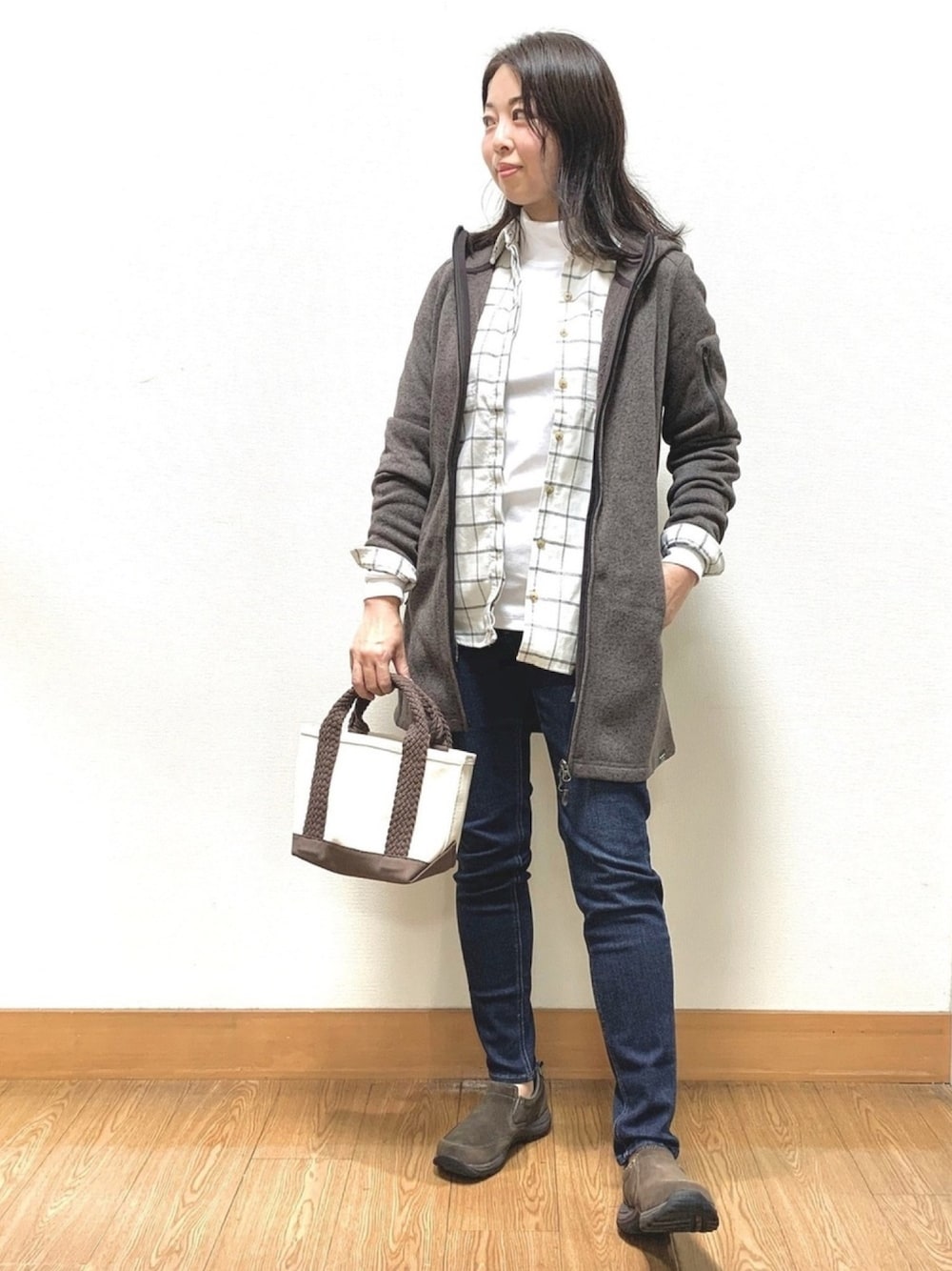 ホワイト系のTシャツ/カットソー、ブラウン系のその他アウター、ホワイト系のシャツ/ブラウスを着用したレディースの秋コーディネートの1枚目の写真