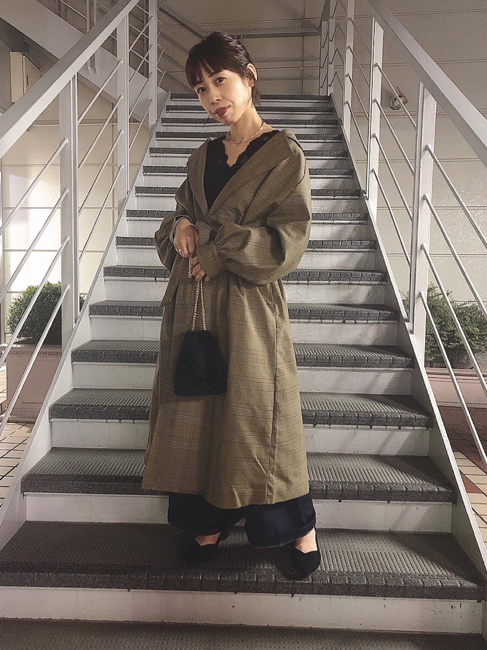 「大人カジュアル、秋コーデ、オトナ女子、パンプス、ブラウン、チェック、アウター、グレンチェック、ロングアウター、ボリューム袖」｜「earth music&ecologyの・ベルト付きチェックコート ●（トレンチコート、ブラウン系）」を使った、JURIさん（レディース・150cm）の秋コーディネートの1枚目の写真