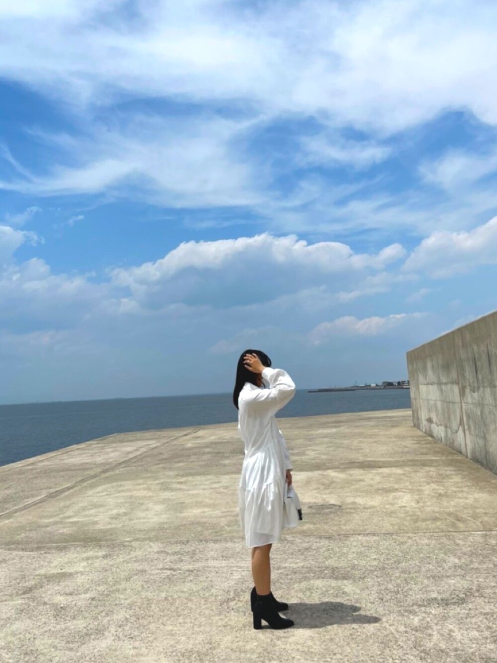 「夏コーデ、大人コーデ、シャツワンピ、ワンピース、ホワイトコーデ、ホワイト、お洒落さんとつながりたい、いいね、save、フォローお願いします🤑、emi+、Bershka」｜「emi+のアイテム（シャツワンピース、ホワイト系）」を使った、ちひろさん（レディース・157cm）の夏コーディネートの1枚目の写真