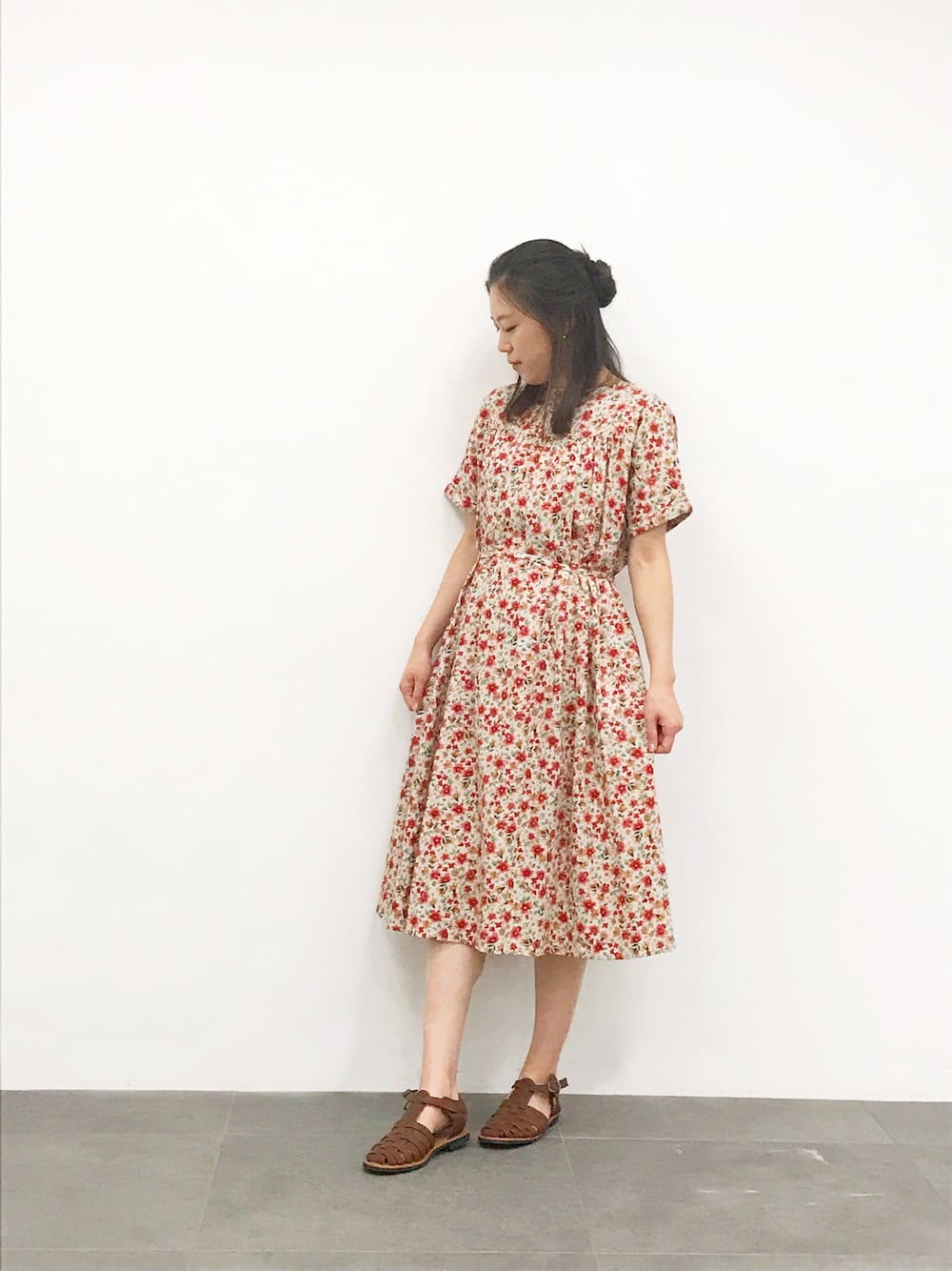 「ワンピース、ナチュラル、SM2、ガーリー、シャツワンピ、おでかけ、ゆったりコーデ、サマンサ モスモス(Samansa Mos2)、Samansa Mos2、ハナガラ」｜「Samansa Mos2の水彩画風花柄ワンピース（ワンピース、レッド系）」を使った、gocan0522さん（レディース・164cm）の夏コーディネートの1枚目の写真