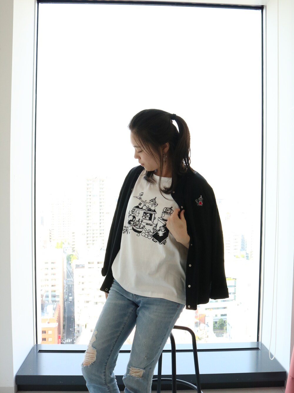 「カーディガン、デニム、シンプル、秋のコーデ、黒、ムーミン、白Tシャツ、ゆるコーデ、サマンサ モスモス(Samansa Mos2)、オトナカジュアル」｜「MOOMINの【MOOMIN×Samansa Mos2】リトルミイ チルドレンＴＥＥ（Tシャツ/カットソー、ホワイト系）」を使った、gocan0522さん（レディース・164cm）の夏コーディネートの1枚目の写真