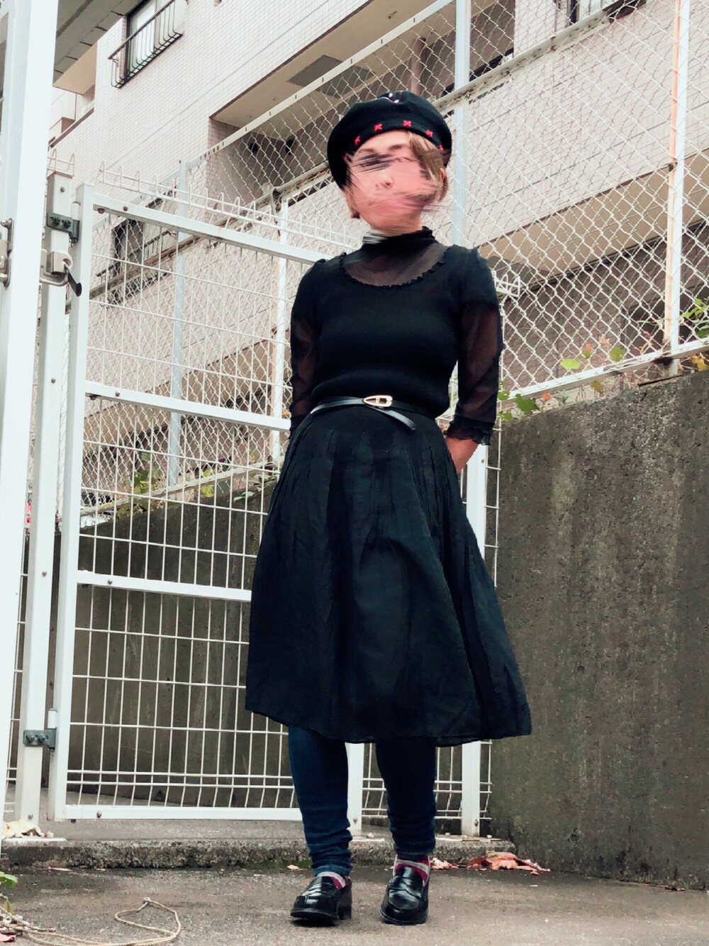 「ブラックコーデ、ベレー帽、モスキーノ、秋冬、冬コーデ、オトナ女子、黒、ootd、ローファー、細ベルト」｜「MOSCHINOのアイテム（ハンチング/ベレー帽、ブラック系）」を使った、gekochanさん（レディース・162cm）の冬コーディネートの1枚目の写真