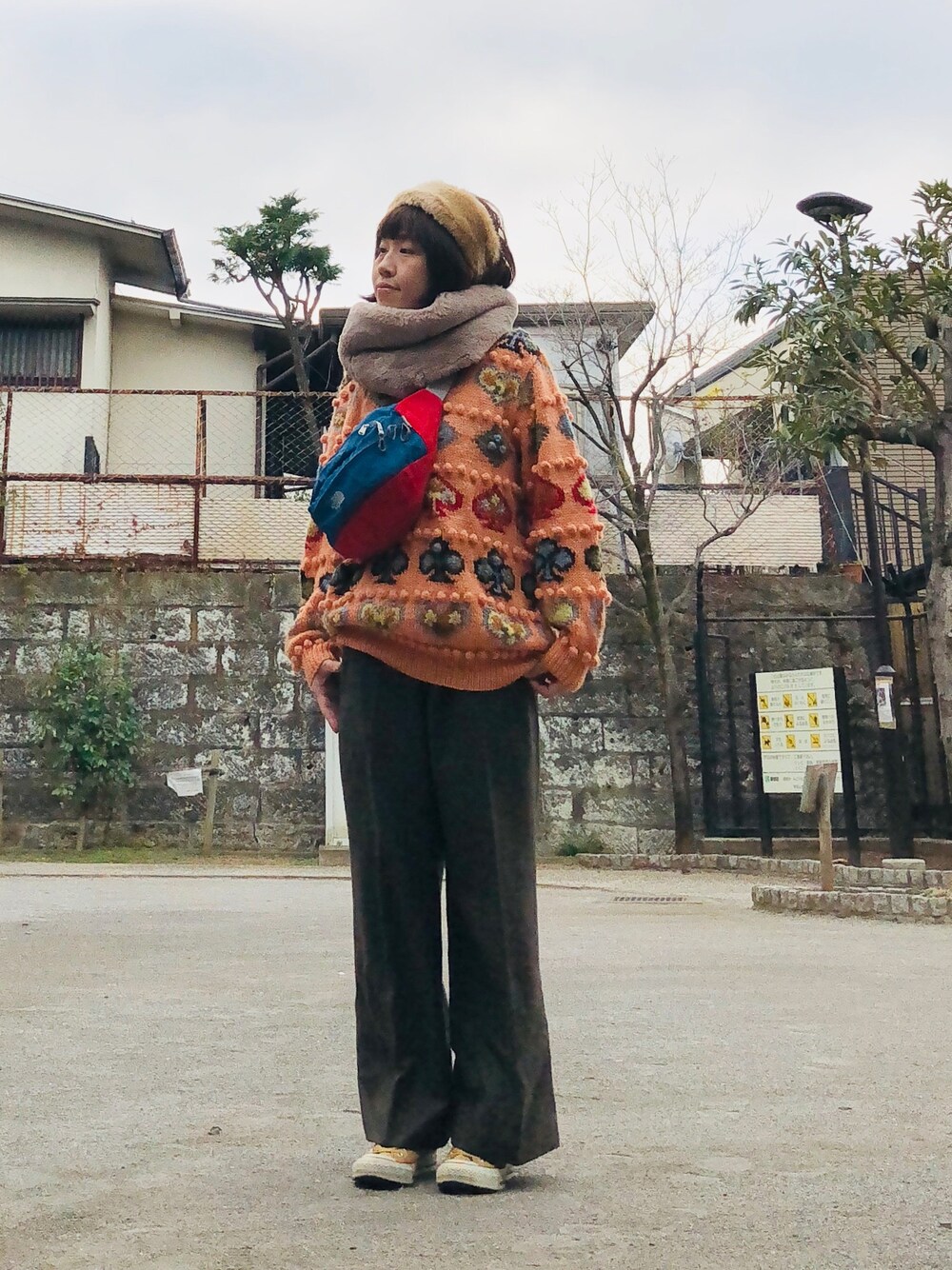 「冬コーデ、古着、古着コーデ、レトロ、ニット、ファーヘアバンド、ファースヌード、ゆるコーデ、ミリタリーパンツ、ハンドメイド」｜「CONVERSEのアイテム（スニーカー、ベージュ系）」を使った、gekochanさん（レディース・162cm）の冬コーディネートの1枚目の写真