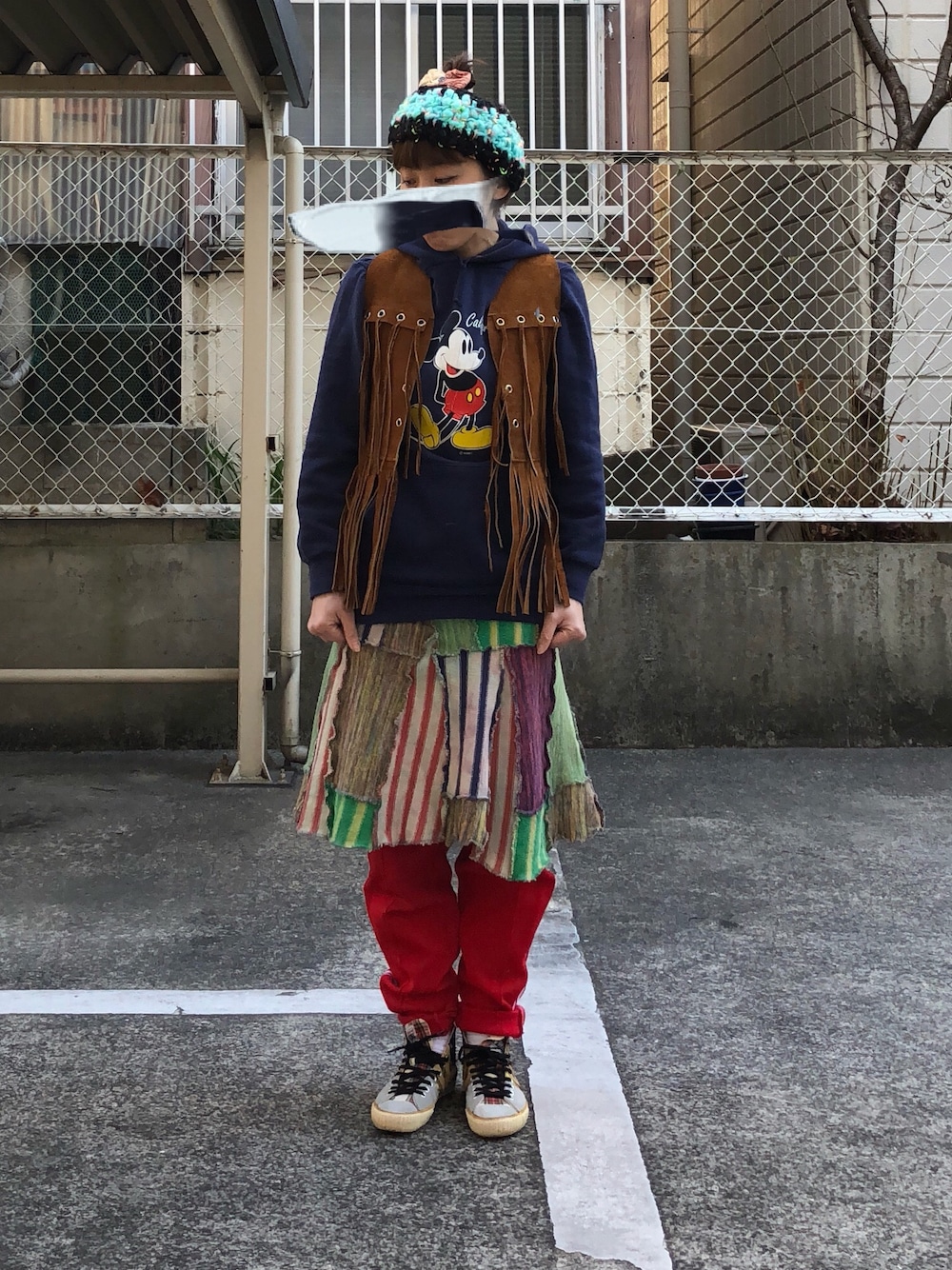 「着込みすぎ、鳩オバさん、レザーベスト、フリンジベスト、ターバン、VISION、ジャージ、ミッキー、古着、used」｜「エルロデオのアイテム（スカート、その他）」を使った、gekochanさん（レディース・162cm）の冬コーディネートの1枚目の写真