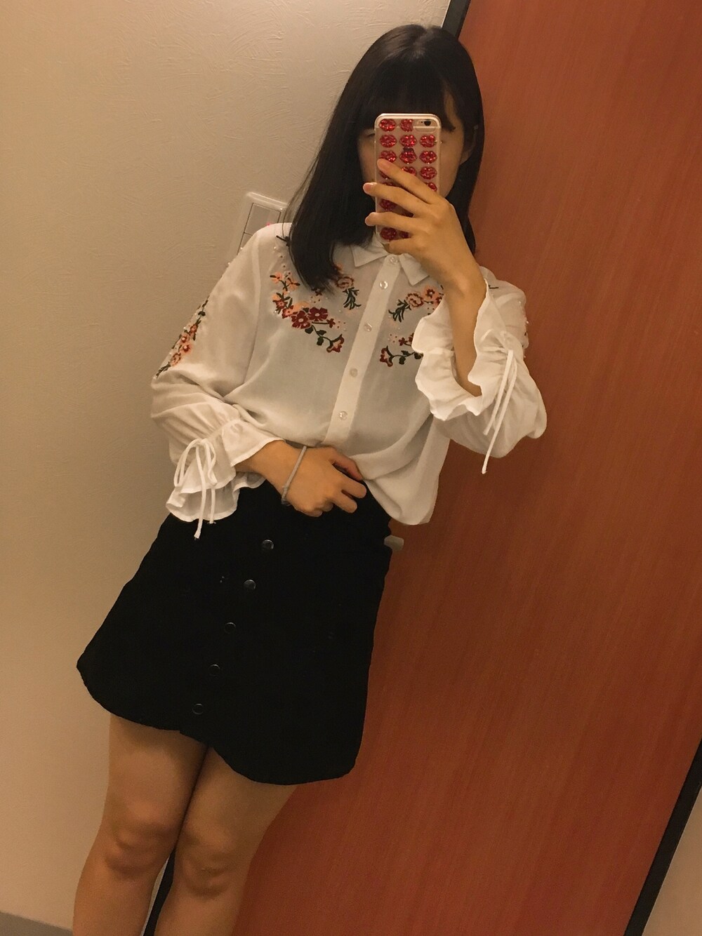 「雨の日コーデ、韓国ファッション、オルチャンファッション、H&M、刺繍、タイトスカート、スリッポン、レザー、トートバッグ、ブラウス」｜「H&M DIVIDEDのアイテム（シャツ/ブラウス、ホワイト系）」を使った、strawberryさん（レディース・160cm）の夏コーディネートの1枚目の写真