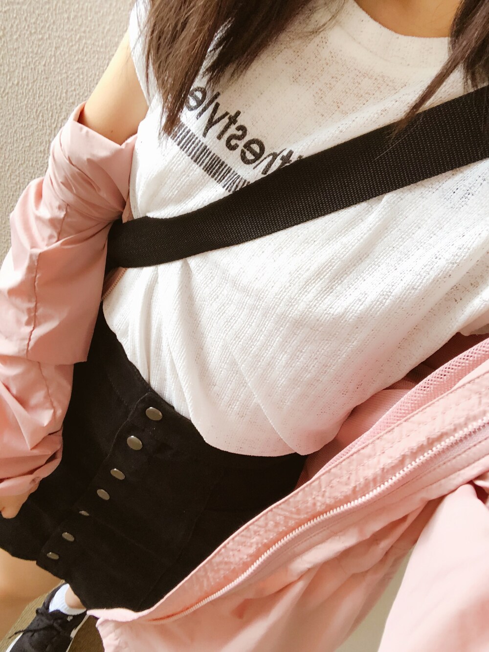 「韓国ファッション、guess、マウンテンパーカー、ピンク、H&M、ノースリーブ、スニーカー、ウエストポーチ、ootd、モノトーンコーデ」｜「Cloverのアイテム（その他トップス、ホワイト系）」を使った、strawberryさん（レディース・160cm）の夏コーディネートの1枚目の写真