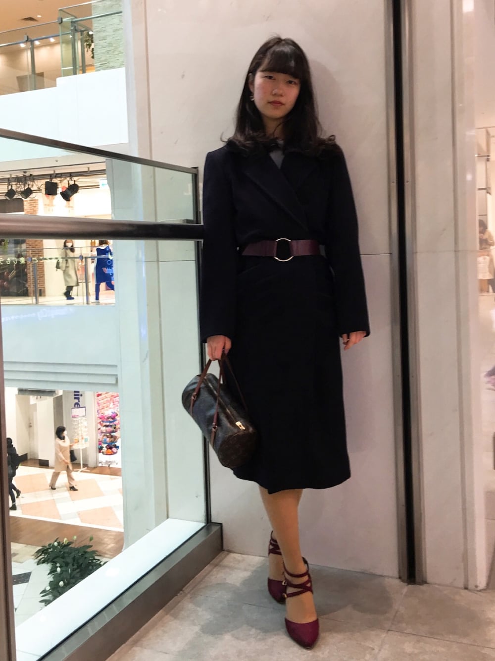 「大人コーデ、ブラックコーデ、LouisVuitton、aquascutum、チェスターコート、ベルトマーク、ボルドー、outfit、休日スタイル、ロングコート」｜「LOUIS VUITTONのアイテム（バッグ、ブラウン系）」を使った、strawberryさん（レディース・160cm）の春コーディネートの1枚目の写真