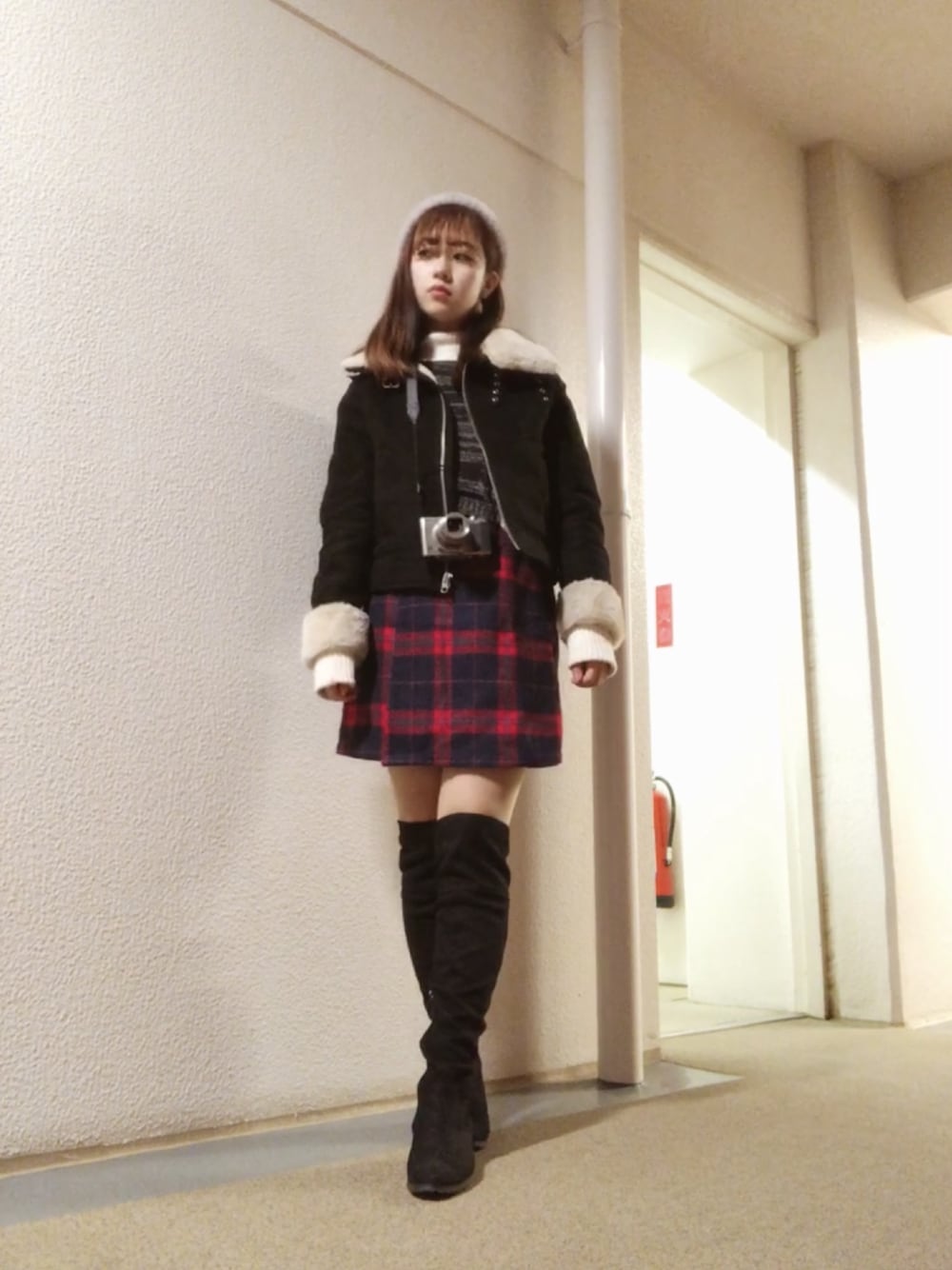 「年末WEAR感謝祭、ムートンコート、レイヤードスタイル、冬のコーデ、赤チェック、クリスマスコーデ、ベレー帽、ニーハイブーツ、タートルネック、ブラック」｜「H&M DIVIDEDのアイテム（ムートンコート、ブラック系）」を使った、strawberryさん（レディース・160cm）の冬コーディネートの1枚目の写真