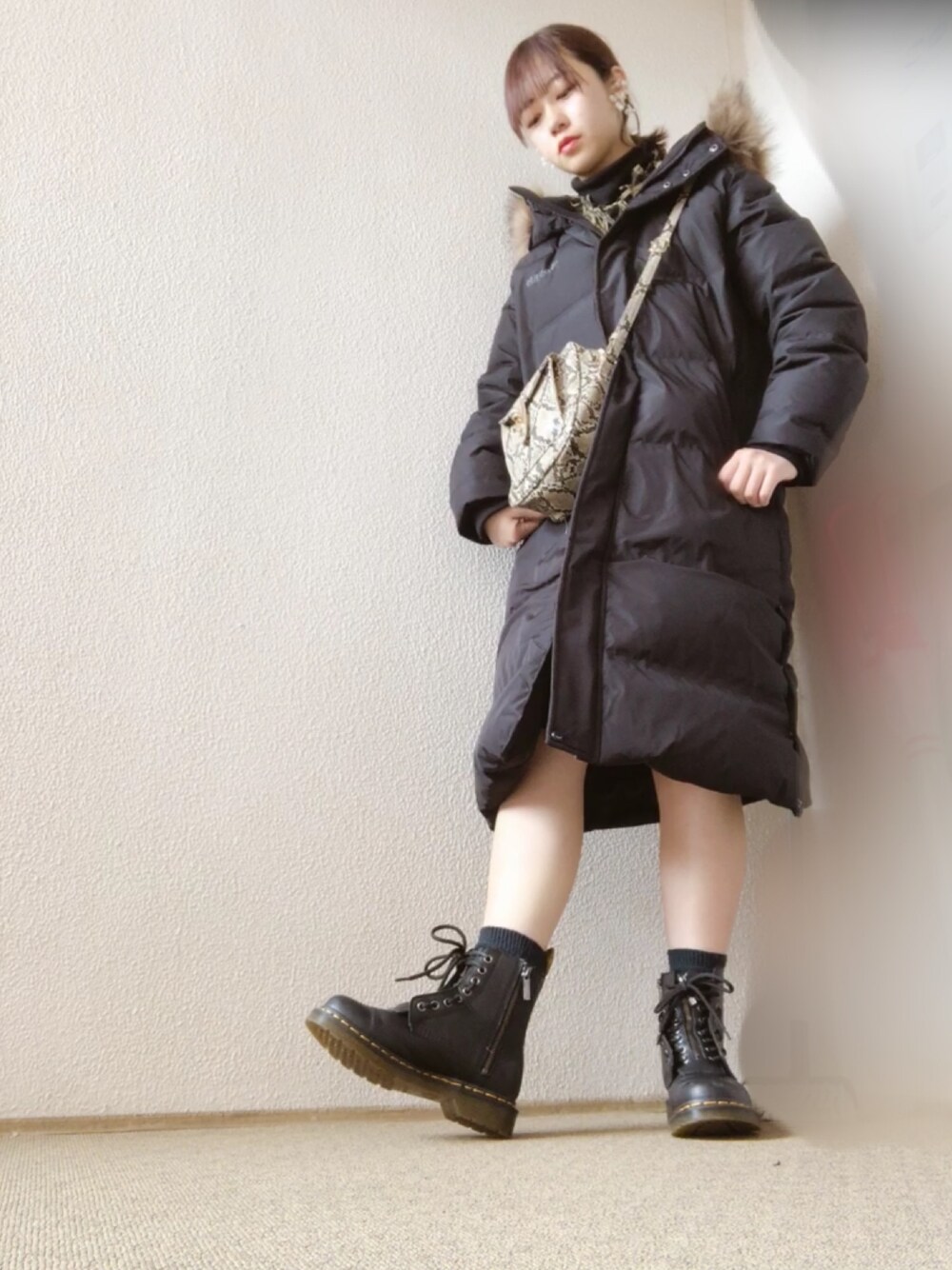 「冬アウター着回しチャレンジ、ロングダウン、ダウンジャケット、guess、冬、Dr.Martens、オールブラック、ヘビ柄、ビッグシルエット、outfit」｜「Dr. Martensの8ホール フロントジップ 1460PASAL FRONT ZIP 23863001（ブーツ、ブラック系）」を使った、strawberryさん（レディース・160cm）の冬コーディネートの1枚目の写真
