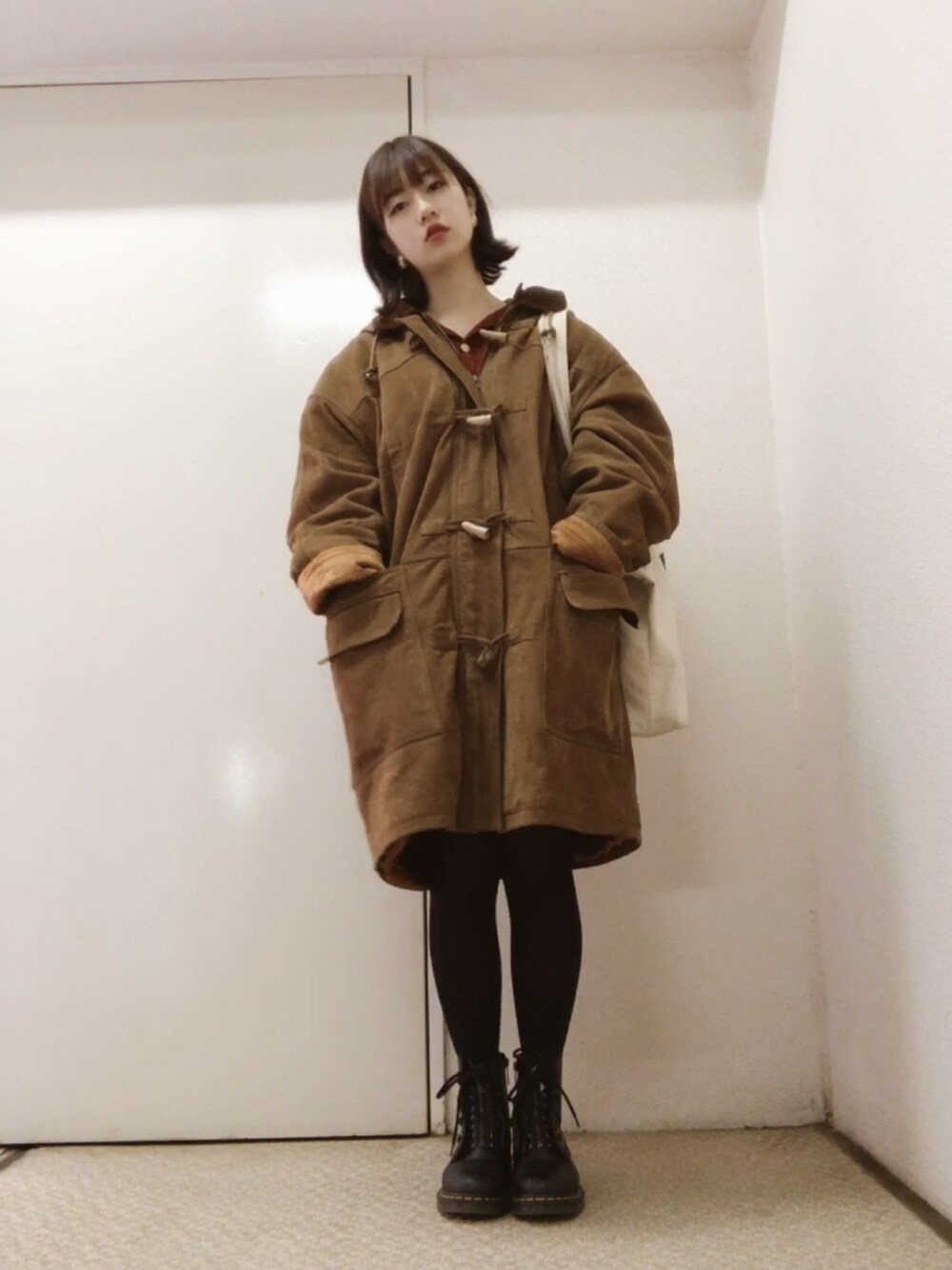 「冬アウター着回しチャレンジ、burberry、ダッフルコート、革、Dr.Martens、秋冬コーデ、ビッグシルエット、ブラウンコーデ、ナチュラル、オトナカジュアル」｜「BURBERRYのアイテム（ダッフルコート、ブラウン系）」を使った、strawberryさん（レディース・160cm）の冬コーディネートの1枚目の写真