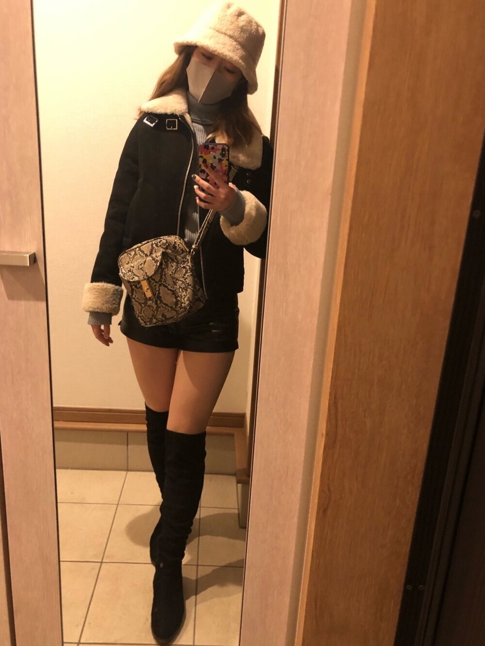 「カジュアルコーデ、H&M、プチプラコーデ、きれいめカジュアル、レザーパンツ、モノトーンコーデ、タートルネック、ボアハット、ニーハイブーツ、着回しコーデ」｜「H&M DIVIDEDのアイテム（ハット、ベージュ系）」を使った、strawberryさん（レディース・160cm）の冬コーディネートの1枚目の写真