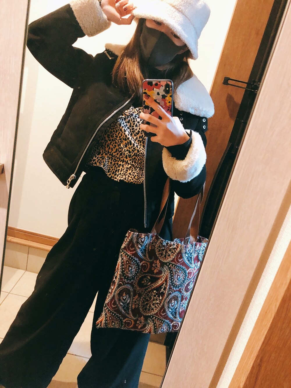 「私の推しブランド、プチプラコーデ、パンツスタイル、ootd、バケットハット、ブラック、ボア、ムートンコート、カジュアル、レオパード」｜「H&M DIVIDEDのアイテム（シャツ/ブラウス、ブラウン系）」を使った、strawberryさん（レディース・160cm）の冬コーディネートの1枚目の写真