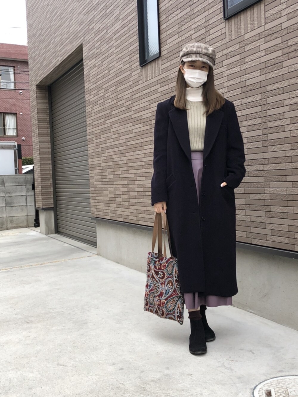 「私の推しブランド、大人カジュアル、プチプラコーデ、ロングコート、レイヤードスタイル、レザースカート、チェスターコート、今日のコーデ、ゆるコーデ、キャスケット」｜「しまむらのアイテム（Tシャツ/カットソー、ホワイト系）」を使った、strawberryさん（レディース・160cm）の冬コーディネートの1枚目の写真