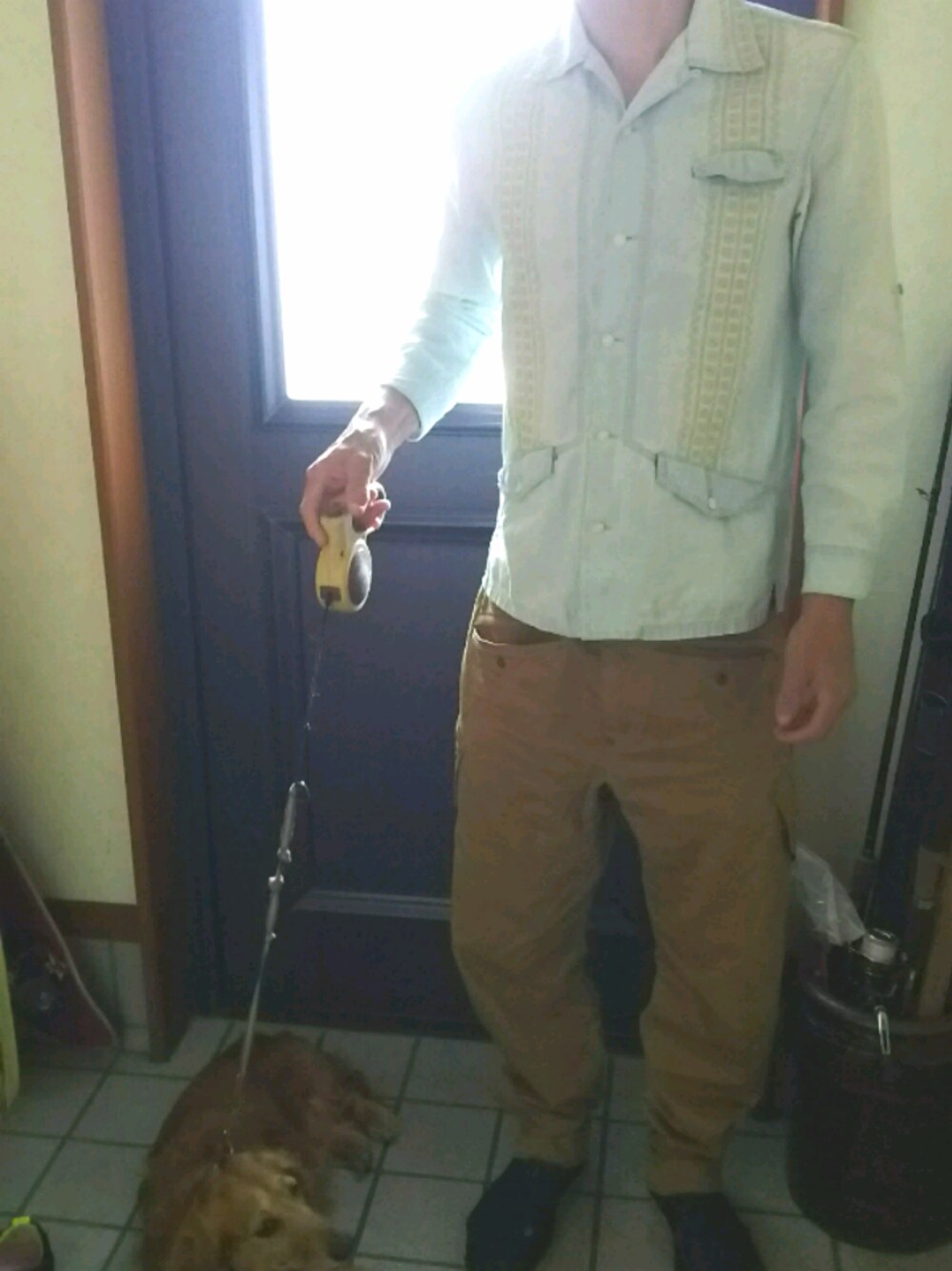 ブルー系のシャツ/ブラウス、ブラウン系のその他パンツ、ブルー系のその他シューズを着用したメンズの春コーディネートの1枚目の写真