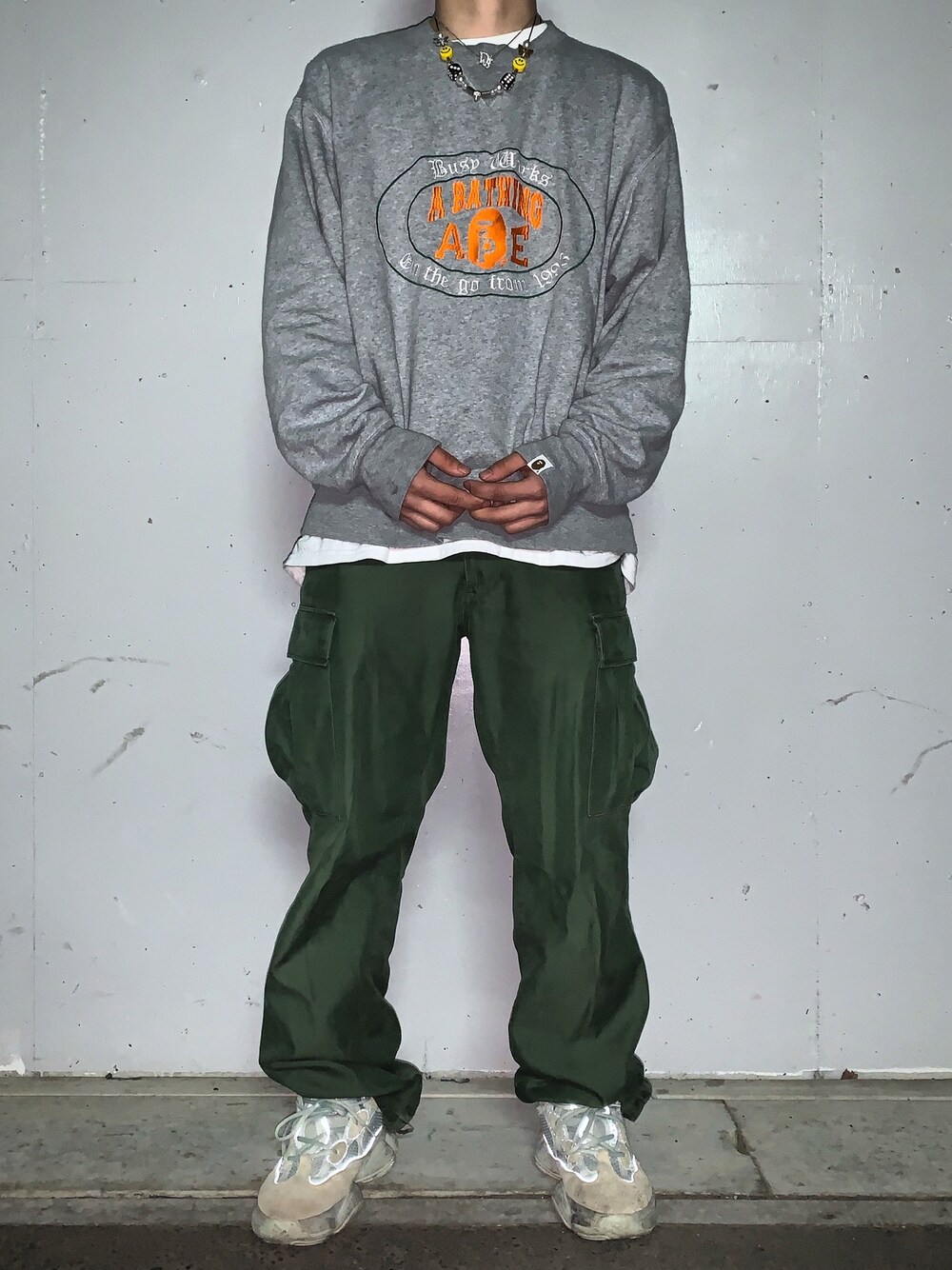 「カーゴパンツ、アベイシングエイプ、イージーブースト、salute、ストリートコーデ、古着MIX」｜「A BATHING APEのRELAXED COLLEGE LOGO CREWNECK M（スウェット、ホワイト系）」を使った、mahiさん（メンズ・170cm）の秋コーディネートの1枚目の写真