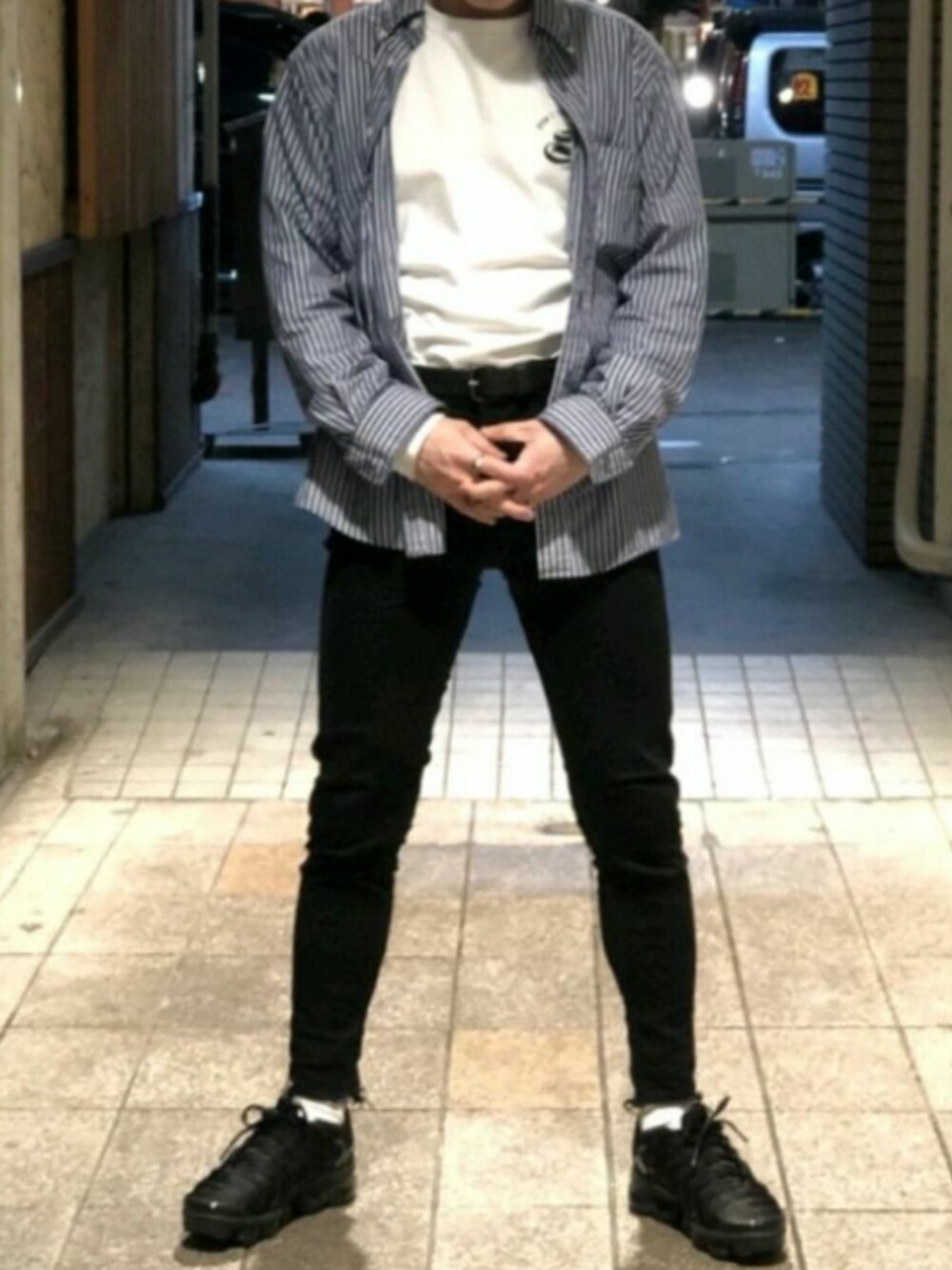 「スニーカーコーデ、カジュアル、シンプル、春、シャツスタイル、UNIQLO、スキニーデニム、キャップ、NIKE」｜「NIKEのNIKE AIR VAPORMAX PLUS (BLACK/BLACK-DARK GREY)【SP】（スニーカー、ブラック系）」を使った、tarkarnorさん（メンズ・171cm）の春コーディネートの1枚目の写真