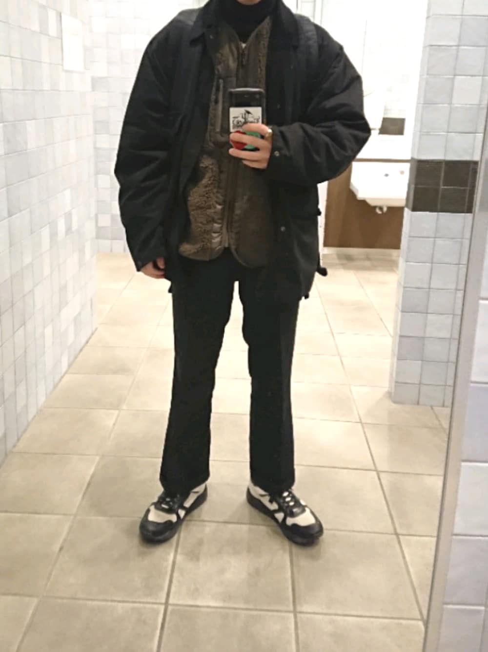 「秋冬コーデ、黒、冬、ボア、ボアブルゾン、休日スタイル」｜「McQ ALEXANDER McQUEEN PUMAのアイテム（スニーカー、ブラック系）」を使った、tarkarnorさん（メンズ・171cm）の冬コーディネートの1枚目の写真